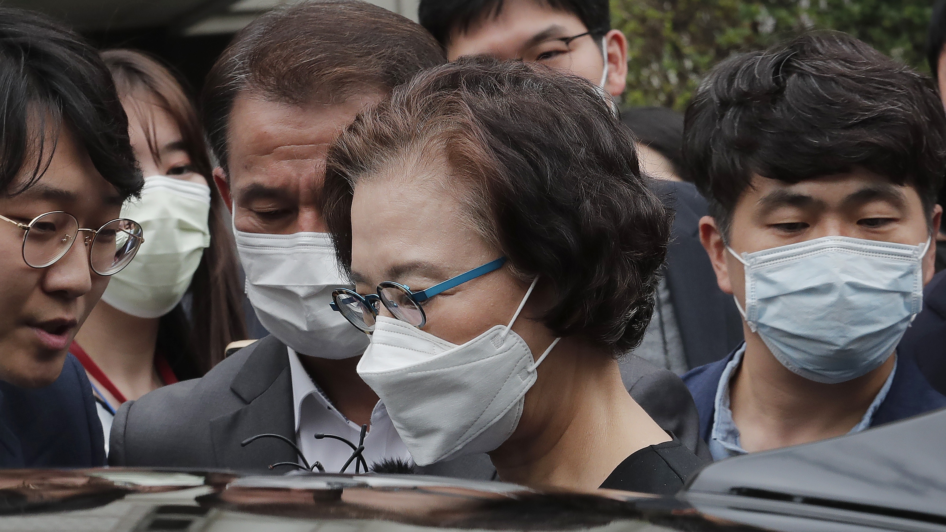 韓國大韓航空前會長趙亮鎬的妻子李明姬襲擊他人的罪名成立。圖為2020年7月14日，李明姬離開首爾中央地方法院並登車。（AP）
