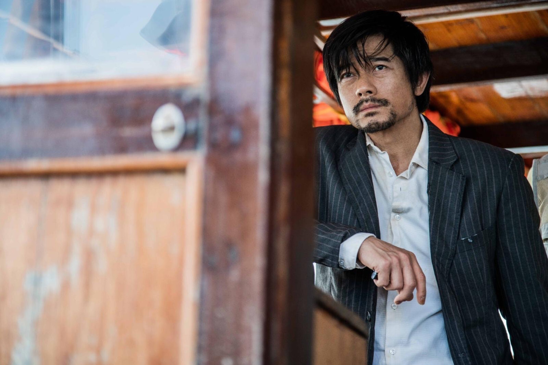 由郭富城主演的《麥路人》,講述城城由一個金融才俊,因事業失敗變成每晚淪落在連鎖快餐店的失意人。(《麥路人》劇照) 由郭富城主演的《麥路人》,講述城城由一個金融才俊,因事業失敗變成每晚淪落在連鎖快餐店的失意人。(《麥路人》劇照)