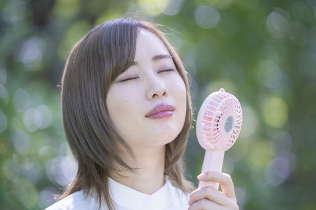 小風扇已逐漸成為不少人在夏天出門時必備的物件，屬於不可或缺的存在。