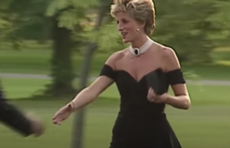 戴安娜當天穿黑色「復仇裙」現身，成為一時熱話。（影片截圖：YouTube@PeopleTV）