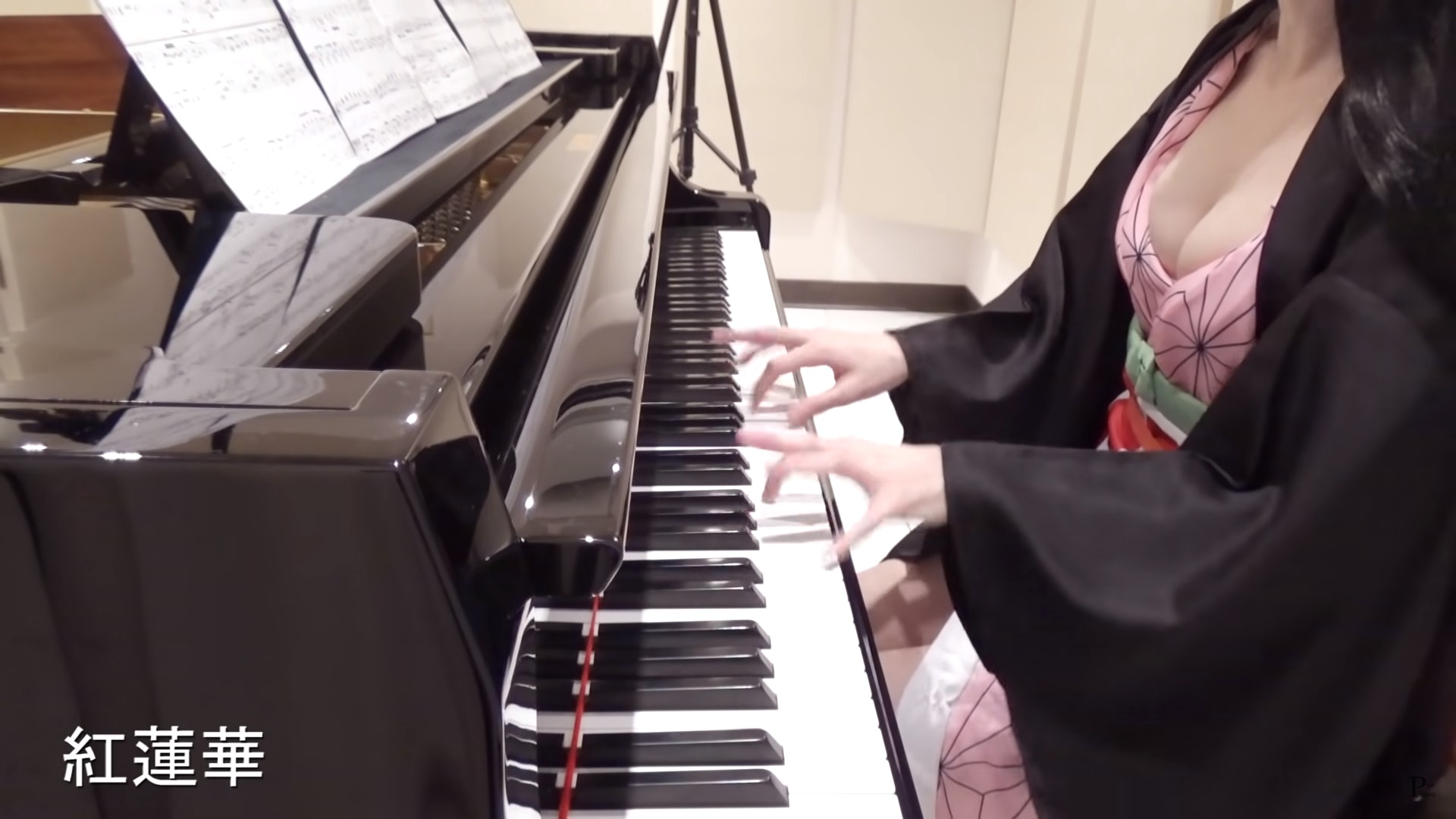 Pan Piano曾經Cosplay《鬼滅之刃》中的禰豆子拍片彈鋼琴。(YouTuber頻道「Pan Piano」短片截圖) Pan Piano曾經Cosplay《鬼滅之刃》中的禰豆子拍片彈鋼琴。(YouTuber頻道「Pan Piano」短片截圖)