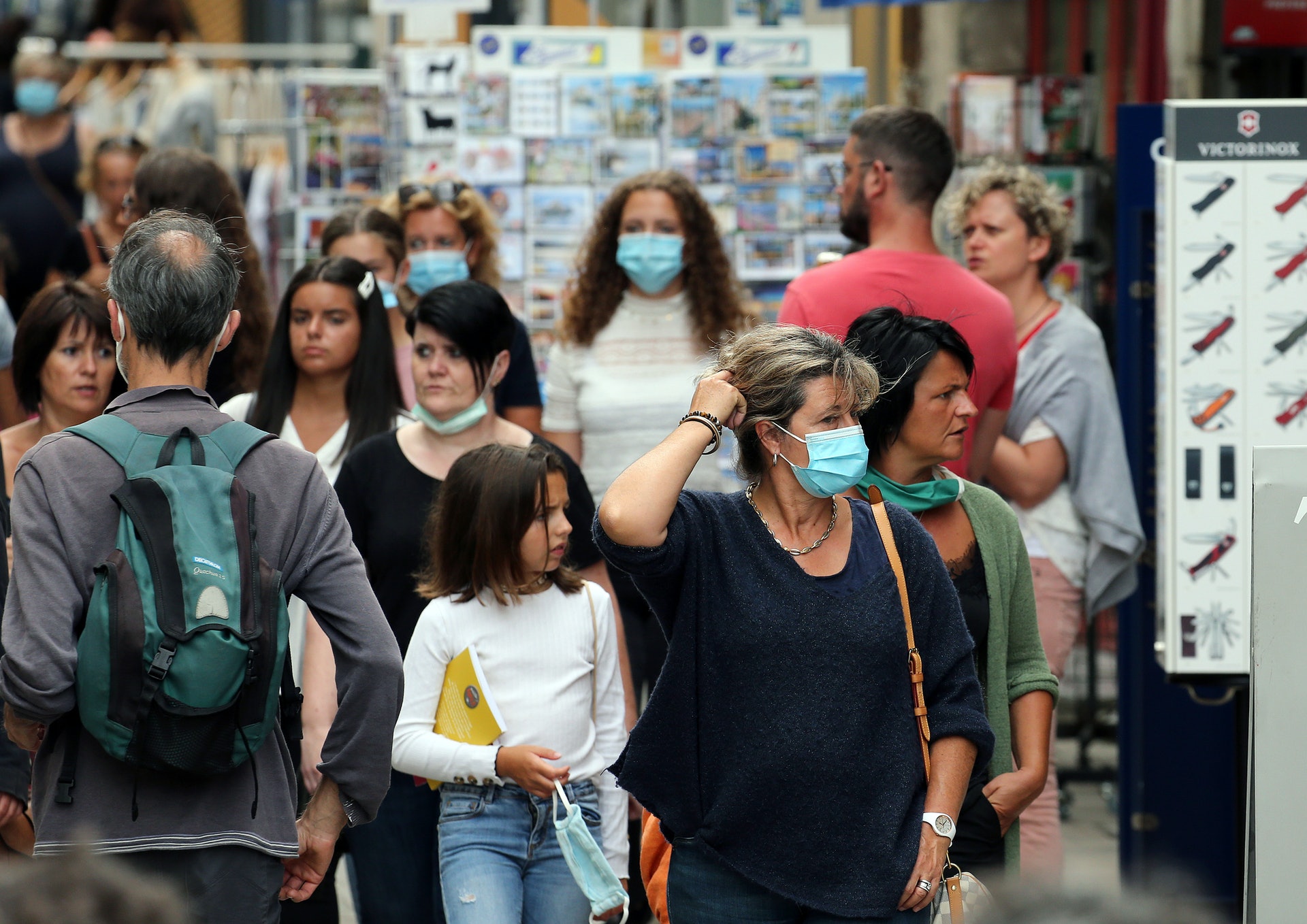 法國新冠肺炎疫情:圖為7月16日人們在巴納約的街道上行走。法國迄今仍未強制所有人在公共場所戴口罩,但新措施會在下周開始。(AP) 法國新冠肺炎疫情:圖為7月16日人們在巴納約的街道上行走。法國迄今仍未強制所有人在公共場所戴口罩,但新措施會在下周開始。(AP)