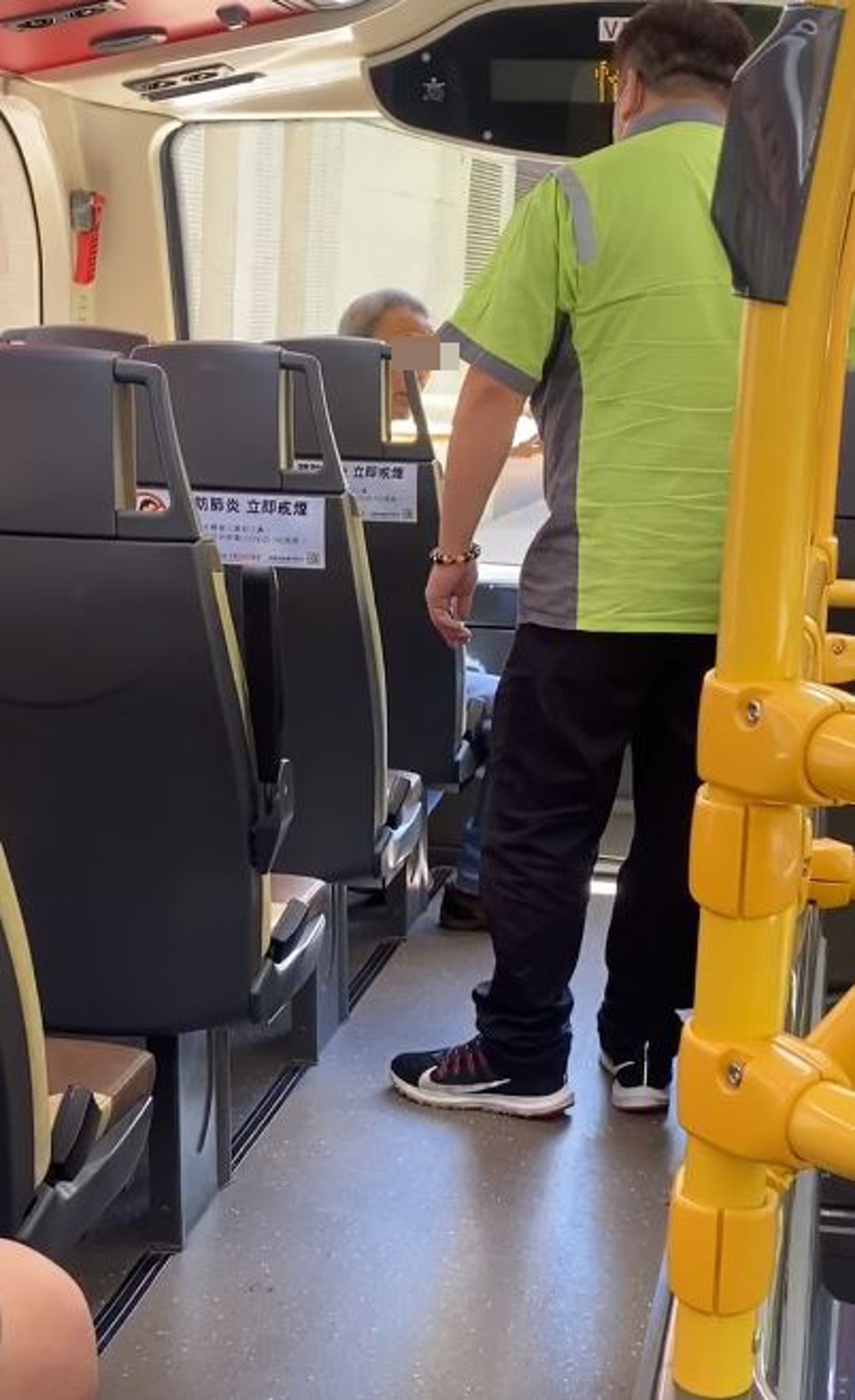 有伯伯昨午乘搭巴士時拒絕佩戴口罩,需車長停車游說,惟他仍沒有理會勸告。(fb「香港突發事故報料區」) 有伯伯昨午乘搭巴士時拒絕佩戴口罩,需車長停車游說,惟他仍沒有理會勸告。(fb「香港突發事故報料區」)