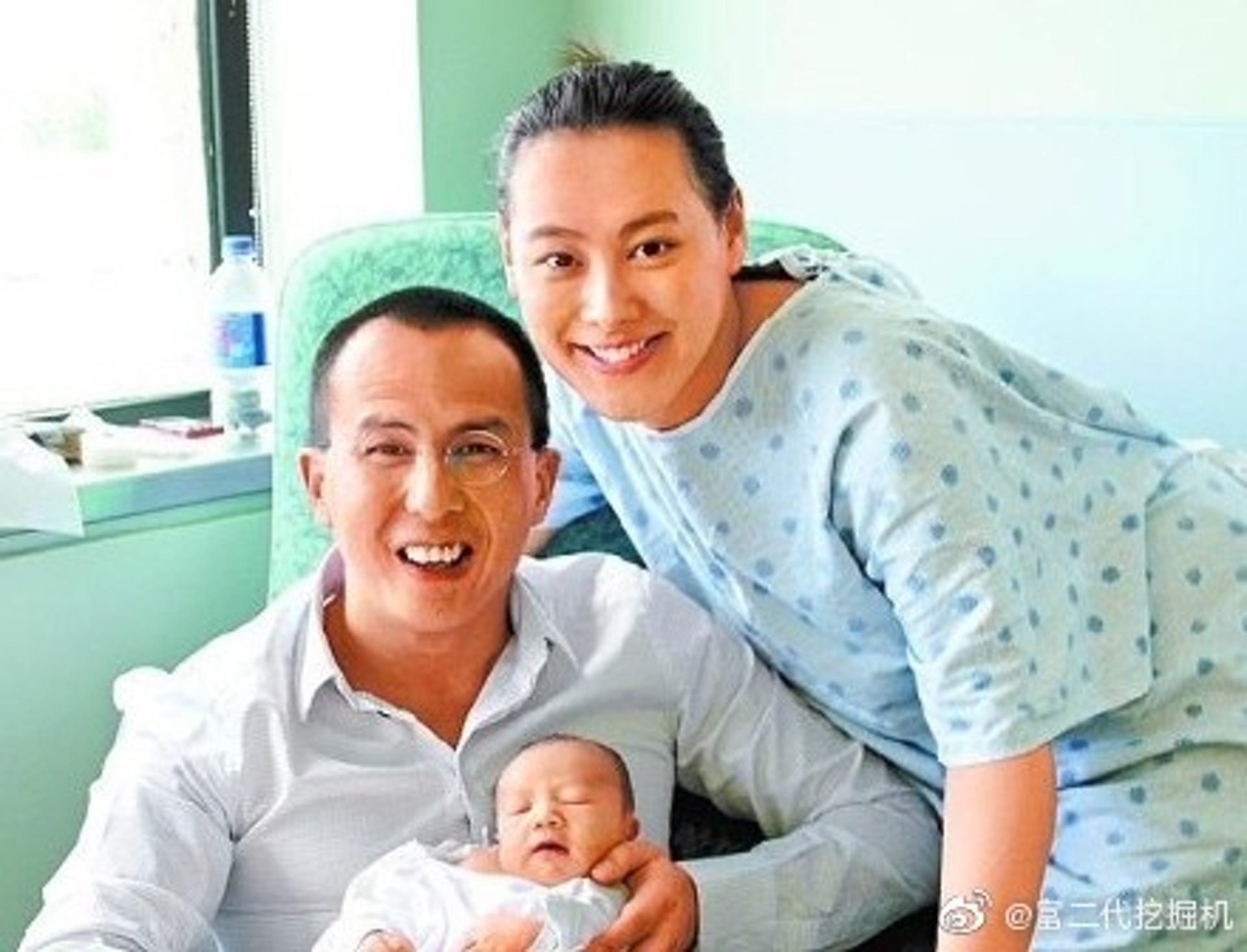 李澤楷同舊愛梁洛施(Isabella)育有3名兒子,最後仍沒有嫁入豪門 (富二代挖掘機@微博) 李澤楷同舊愛梁洛施(Isabella)育有3名兒子,最後仍沒有嫁入豪門 (富二代挖掘機@微博)