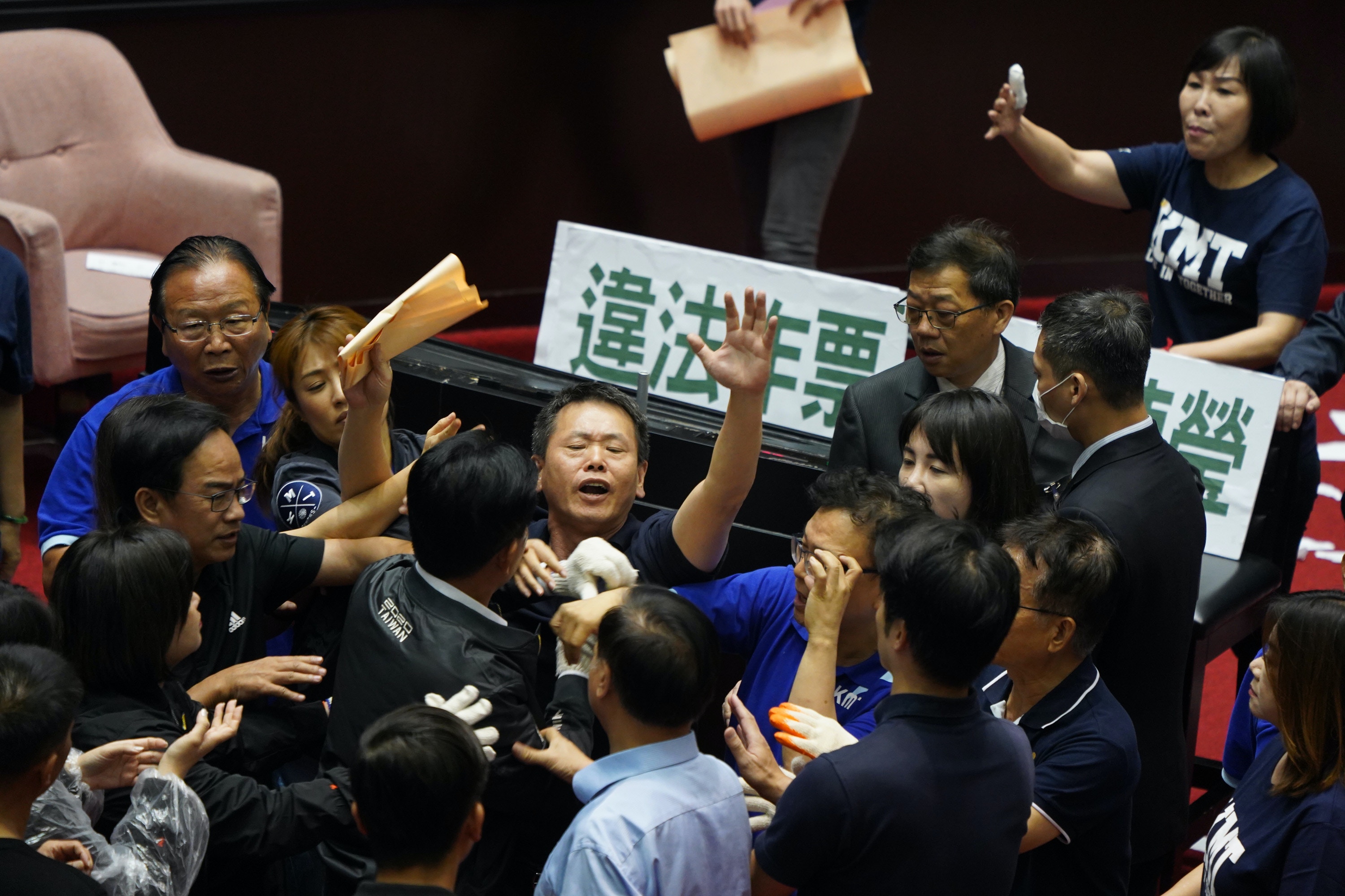 立法院會17日進行監察院人事同意權案投票，投票時間到中午12時截止，國民黨立法院黨團總召林為洲（中）等人企圖阻止開票，在議場內與民進黨立委互相拉扯。（中央社）