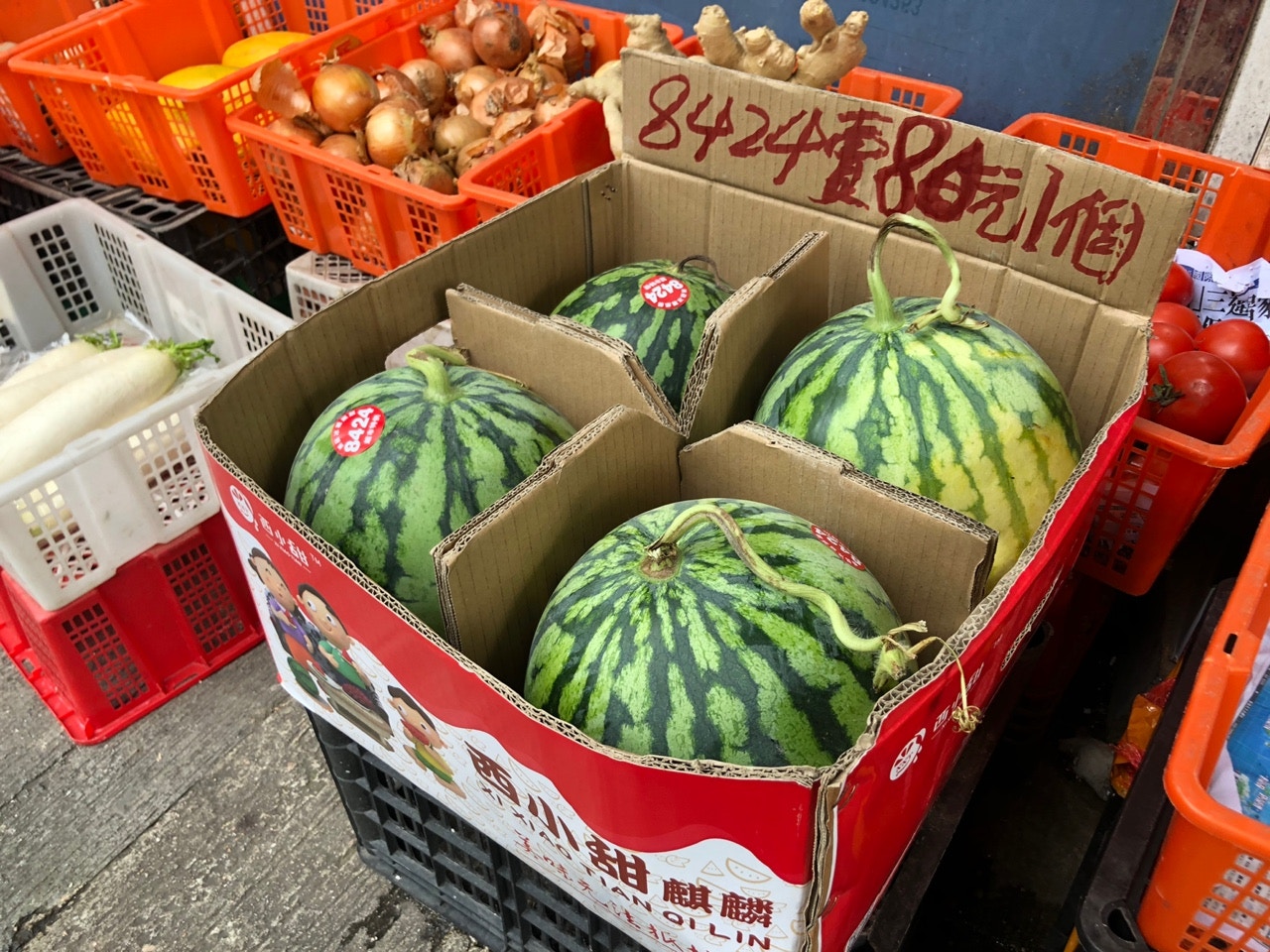 近日不少蔬菜或水果檔都見到「8424西瓜」的蹤影。（香港01記者）