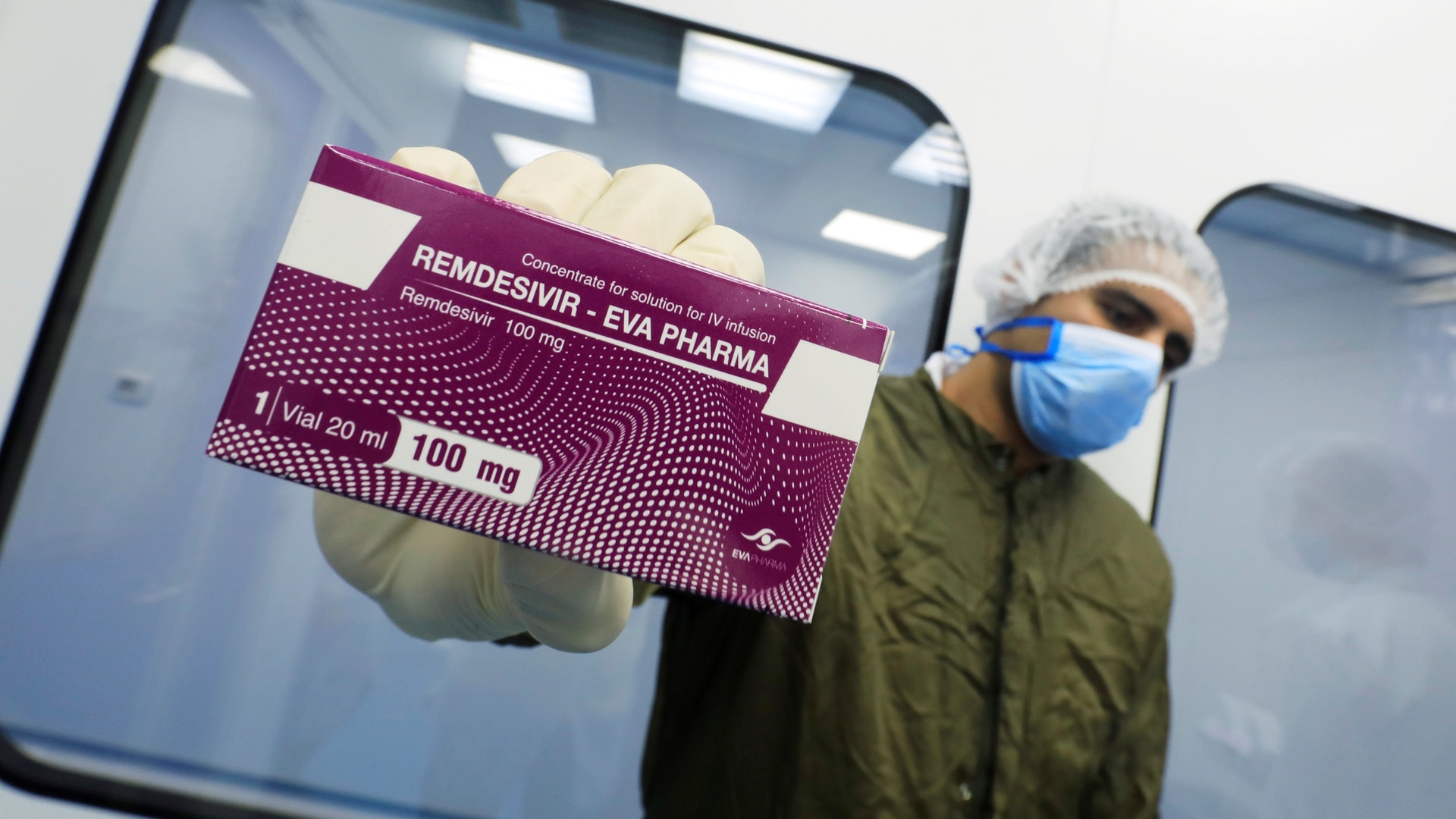 藥物瑞德西韋是首種得到美國藥物管理部門認可的治療新型冠狀病毒肺炎藥物。圖為6月25日,埃及實驗室工作人員展示瑞德西韋。(Reuters) 藥物瑞德西韋是首種得到美國藥物管理部門認可的治療新型冠狀病毒肺炎藥物。圖為6月25日,埃及實驗室工作人員展示瑞德西韋。(Reuters)