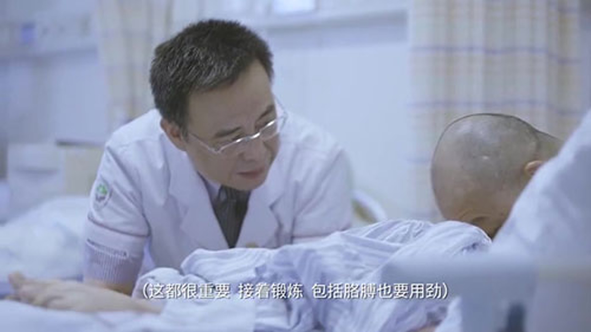 自從患病以來,李華的身體更呈現完全摺疊狀態,無法直立行走或平躺睡覺。(紀錄片截圖) 自從患病以來,李華的身體更呈現完全摺疊狀態,無法直立行走或平躺睡覺。(紀錄片截圖)