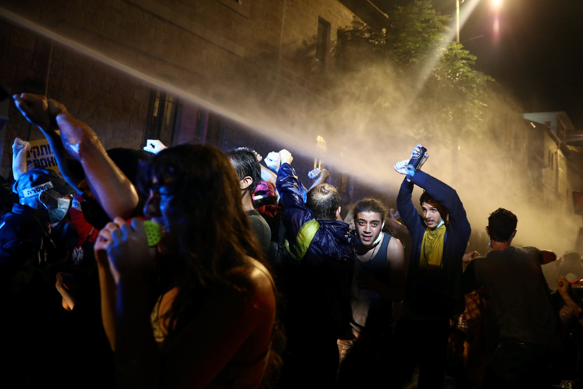 2020年7月18日,以色列耶路撒冷,警方使用水炮車驅散包圍官邸示威者。(Reuters) 2020年7月18日,以色列耶路撒冷,警方使用水炮車驅散包圍官邸示威者。(Reuters)