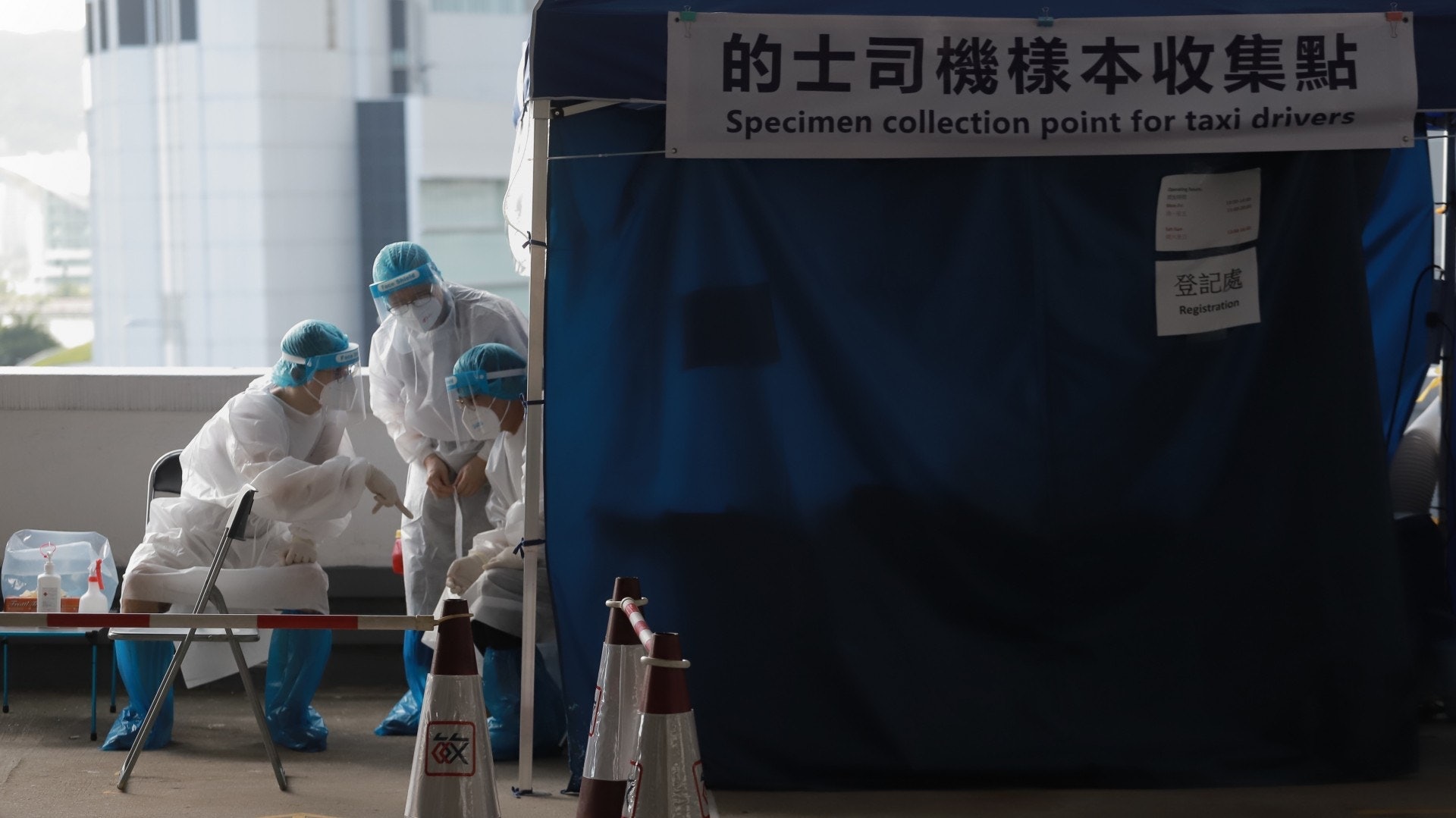 2020年7月17日,運輸署開始為的士司機安排接受一次性免費病毒檢測服務。有司機到林士街停車場臨時樣本採集中心接受檢測。(羅國輝攝) 2020年7月17日,運輸署開始為的士司機安排接受一次性免費病毒檢測服務。有司機到林士街停車場臨時樣本採集中心接受檢測。(羅國輝攝)