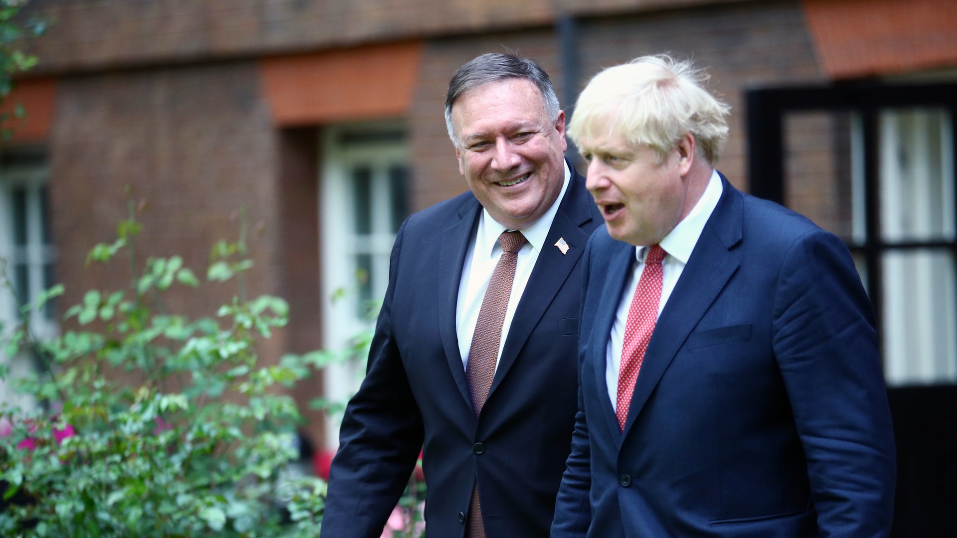 圖為蓬佩奧(左)7月21日在訪問英國時與英國首相約翰遜會面(路透社) 圖為蓬佩奧(左)7月21日在訪問英國時與英國首相約翰遜會面(路透社)