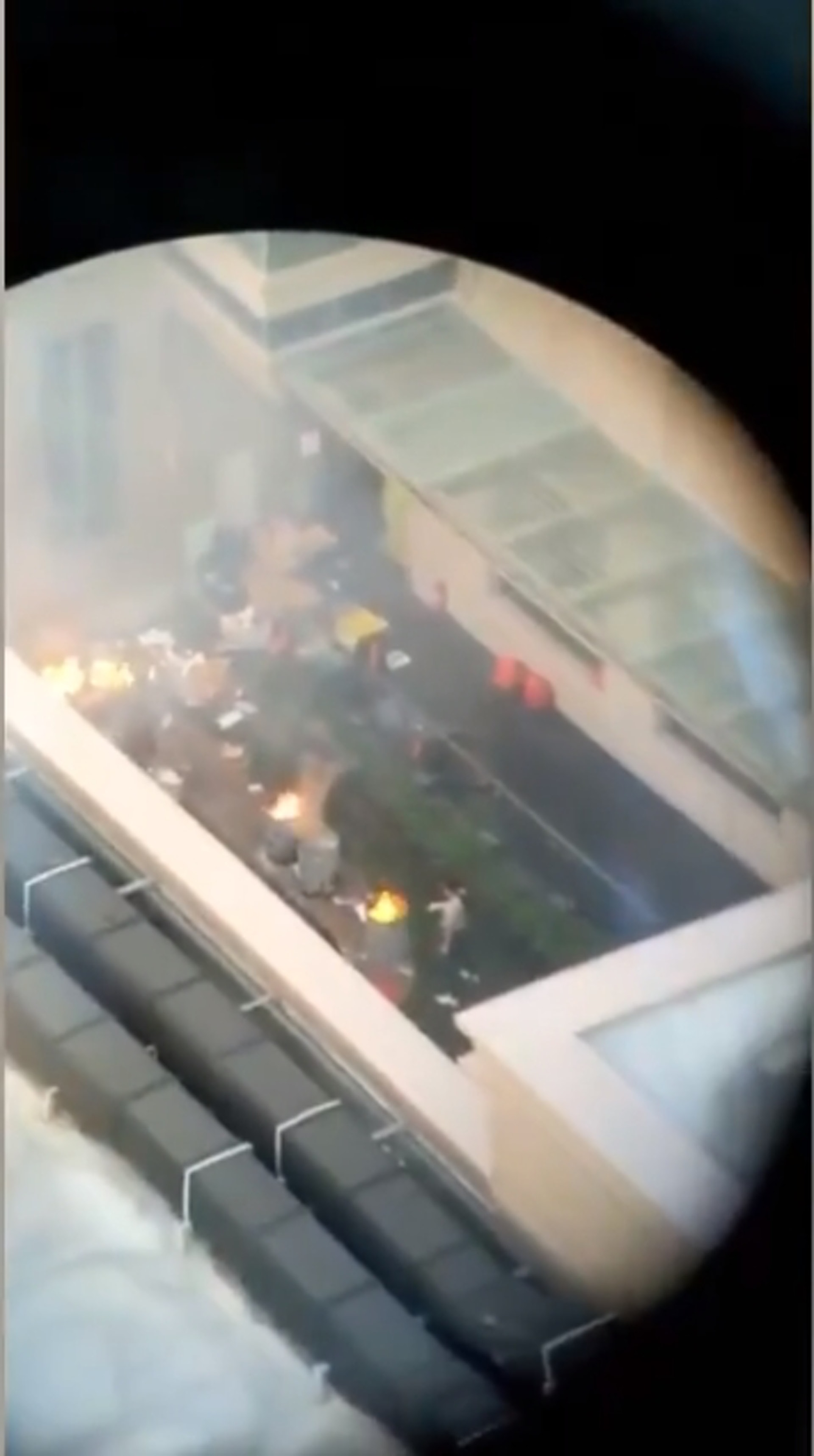 一名住在总领馆旁的民众所拍摄的影片显示，总领馆内有几个垃圾桶冒出着火焰。（影片截图）