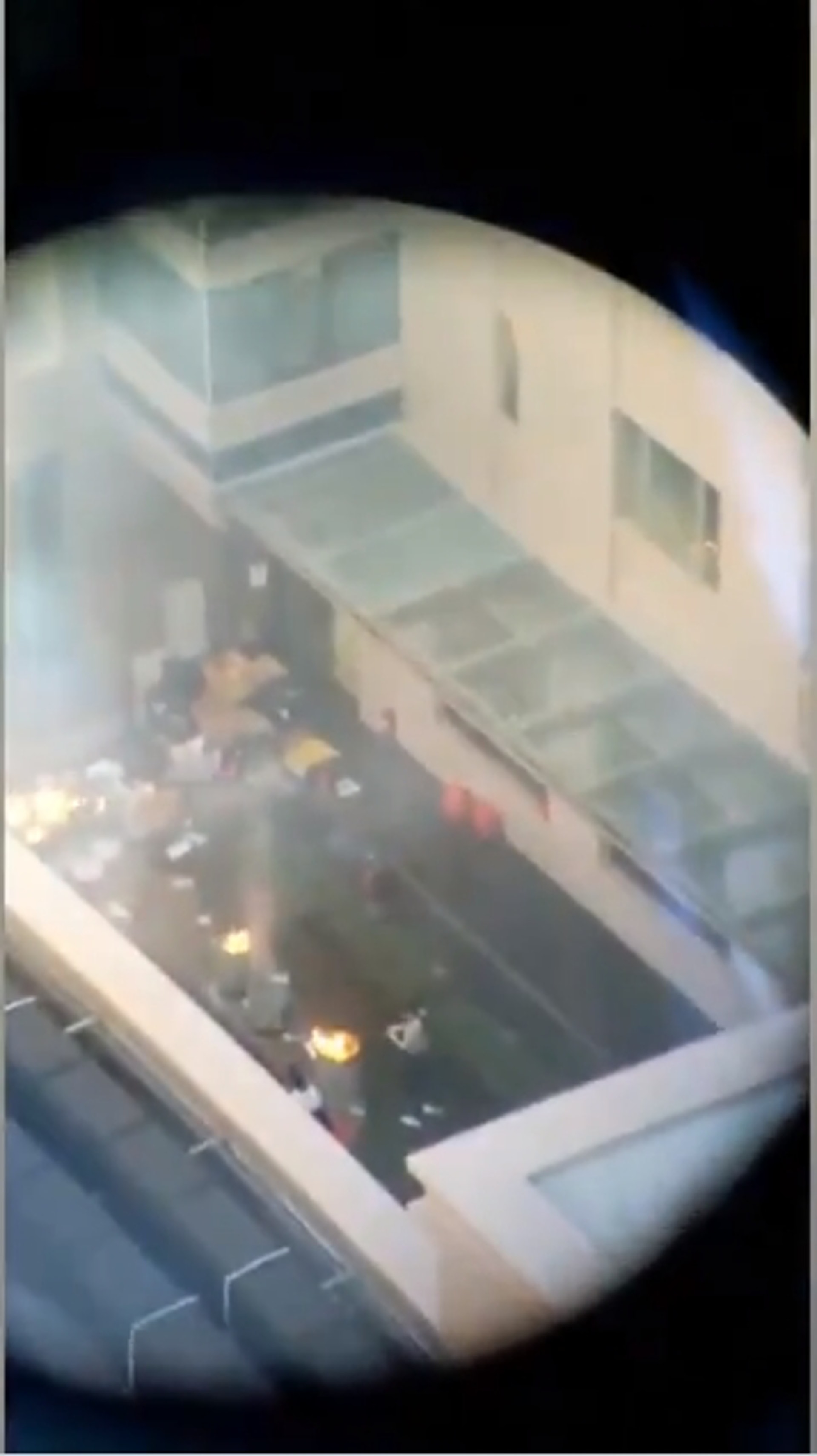 一名住在总领馆旁的民众所拍摄的影片显示，总领馆内有几个垃圾桶冒出着火焰。（影片截图）