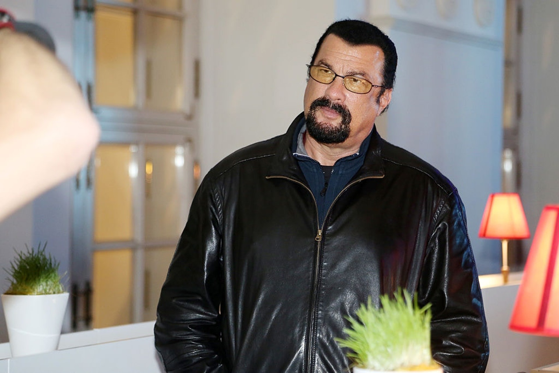 查理絲花朗早前才嘲諷昔日動作天王史提芬史葛(Steven Seagal)已嚴重發福、根本打不動。(Gettyimages) 查理絲花朗早前才嘲諷昔日動作天王史提芬史葛(Steven Seagal)已嚴重發福、根本打不動。(Gettyimages)