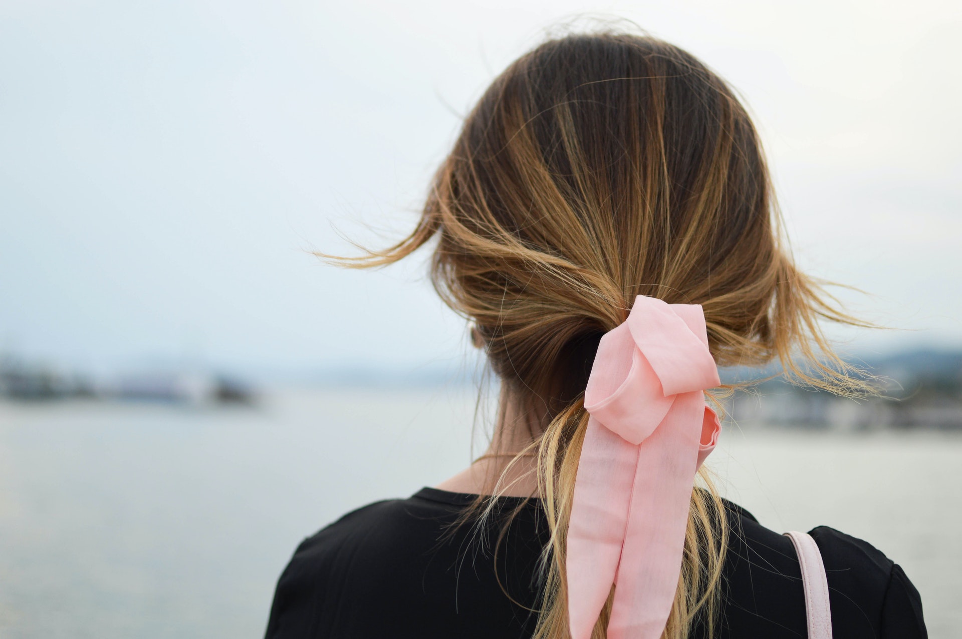 低馬尾(Unsplash/tamara-bellis) 低馬尾(Unsplash/tamara-bellis)