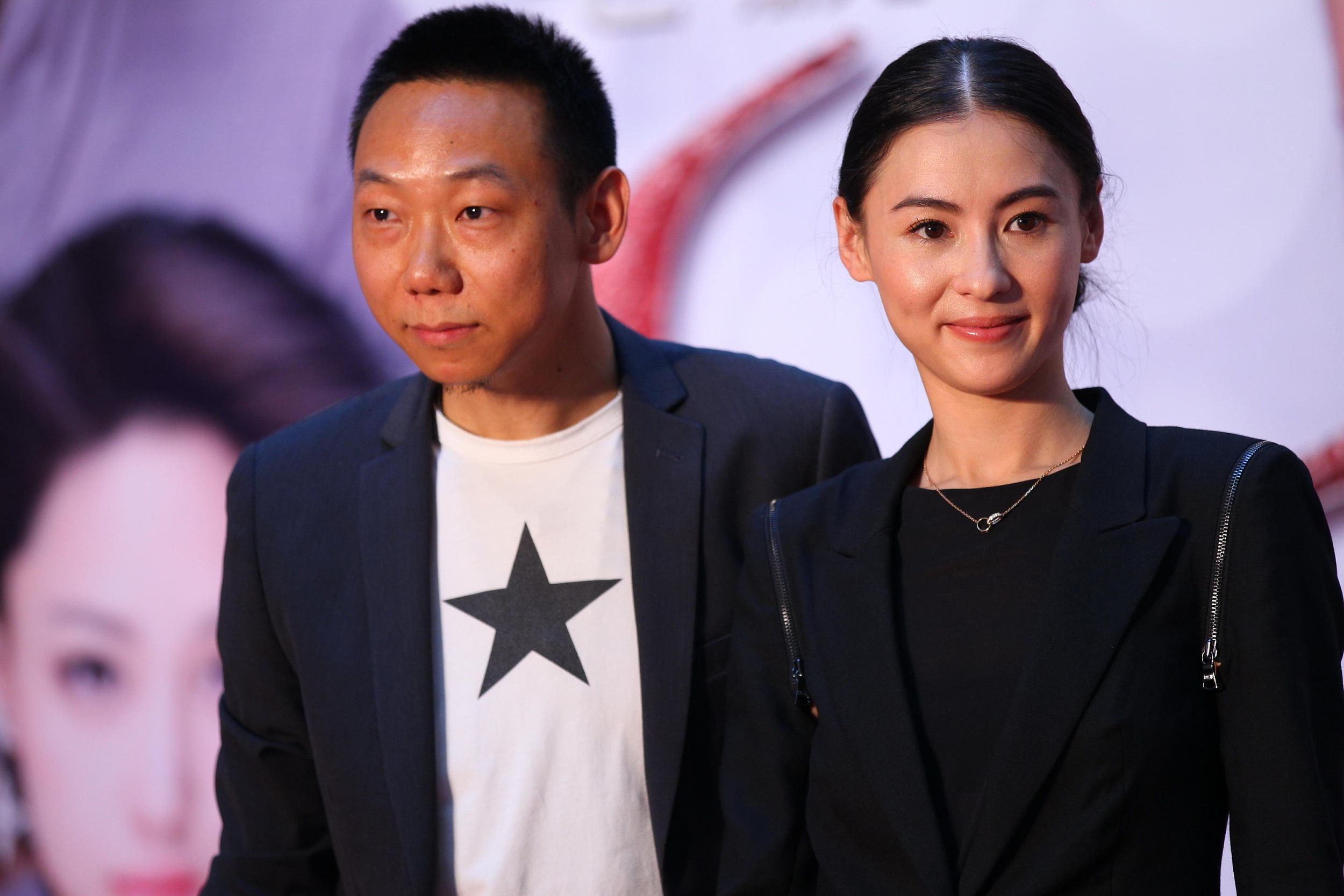 2012年，张栢芝与经理人余毓兴曾一起出席剧集《裸爱》的开镜记者会。（视觉中国）