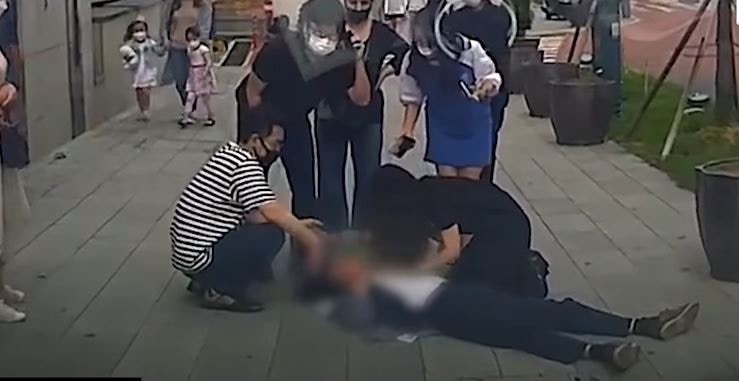 韓國蔚山市一名70多歲老翁日前在街頭暈倒命危，一名年輕女子上救急救做CPR，救回老翁一命。（YouTube「14F 일사에프」截圖）