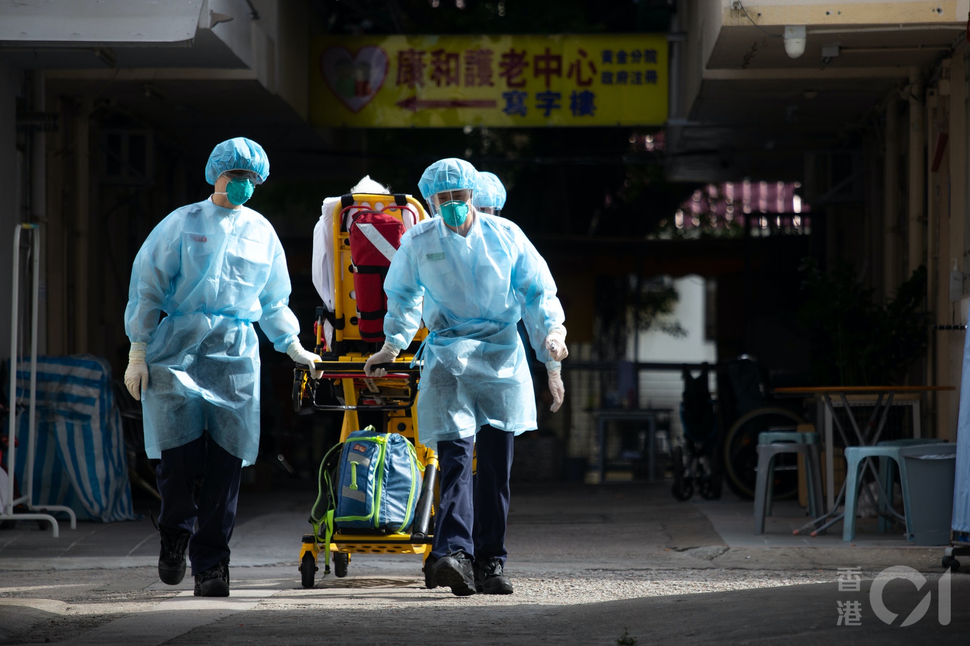 2020年7月25日,醫護人員將康和護老中心內感到不適的院友送院治理。(梁鵬威攝) 2020年7月25日,醫護人員將康和護老中心內感到不適的院友送院治理。(梁鵬威攝)