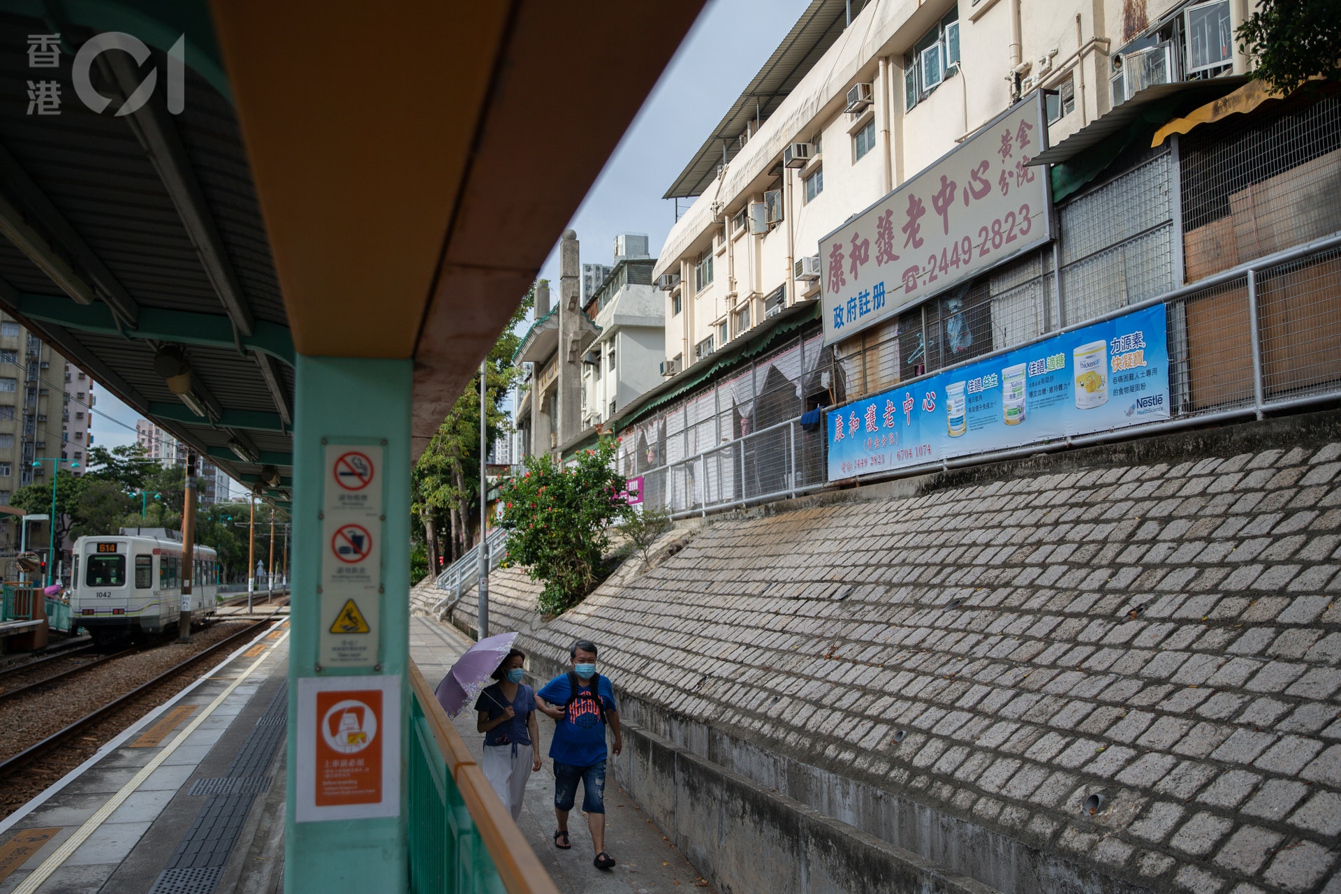 2020年7月25日,屯門新墟康和護老中心位於輕鐵站旁的村屋,有約90名院友入住。(梁鵬威攝) 2020年7月25日,屯門新墟康和護老中心位於輕鐵站旁的村屋,有約90名院友入住。(梁鵬威攝)