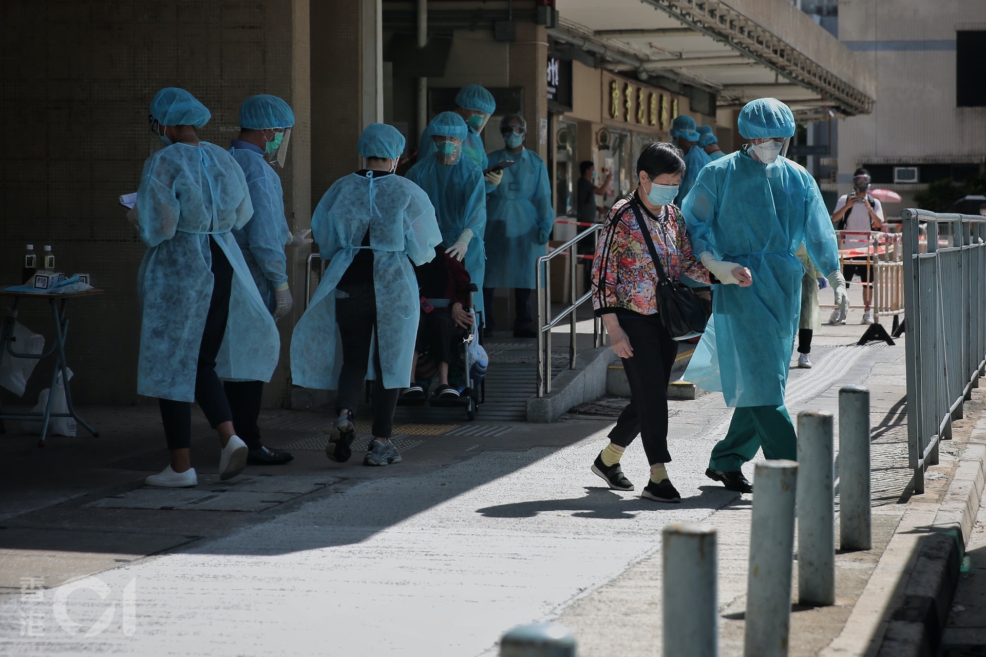 2020年7月24日,有行動自如的隆亨長者之家院友,由身穿保護衣之人員帶領離開。(李澤彤攝) 2020年7月24日,有行動自如的隆亨長者之家院友,由身穿保護衣之人員帶領離開。(李澤彤攝)