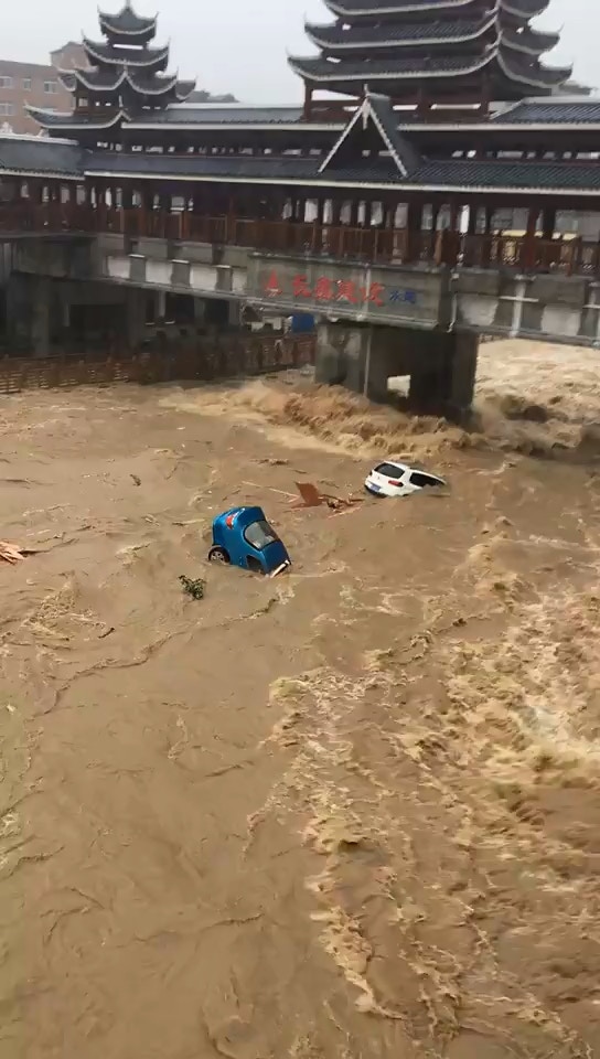 湖北省恩施市建始縣因降雨而出現內澇，車輛遭洪水捲走。（影片截圖）