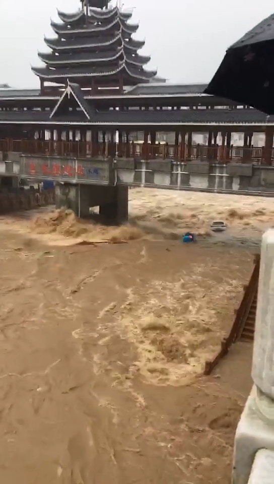 湖北省恩施市建始縣因降雨而出現內澇，車輛遭洪水捲走。（影片截圖）