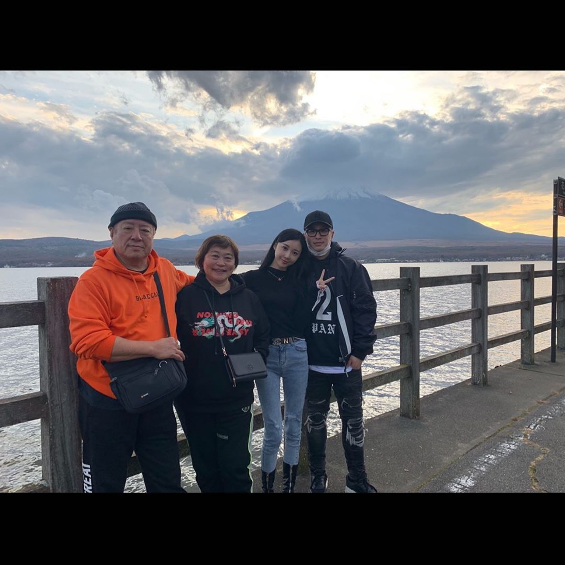 潘瑋柏昨日(27日)Post出與父母及太太一家人的合照,宣布婚訊。(IG@willpan23)