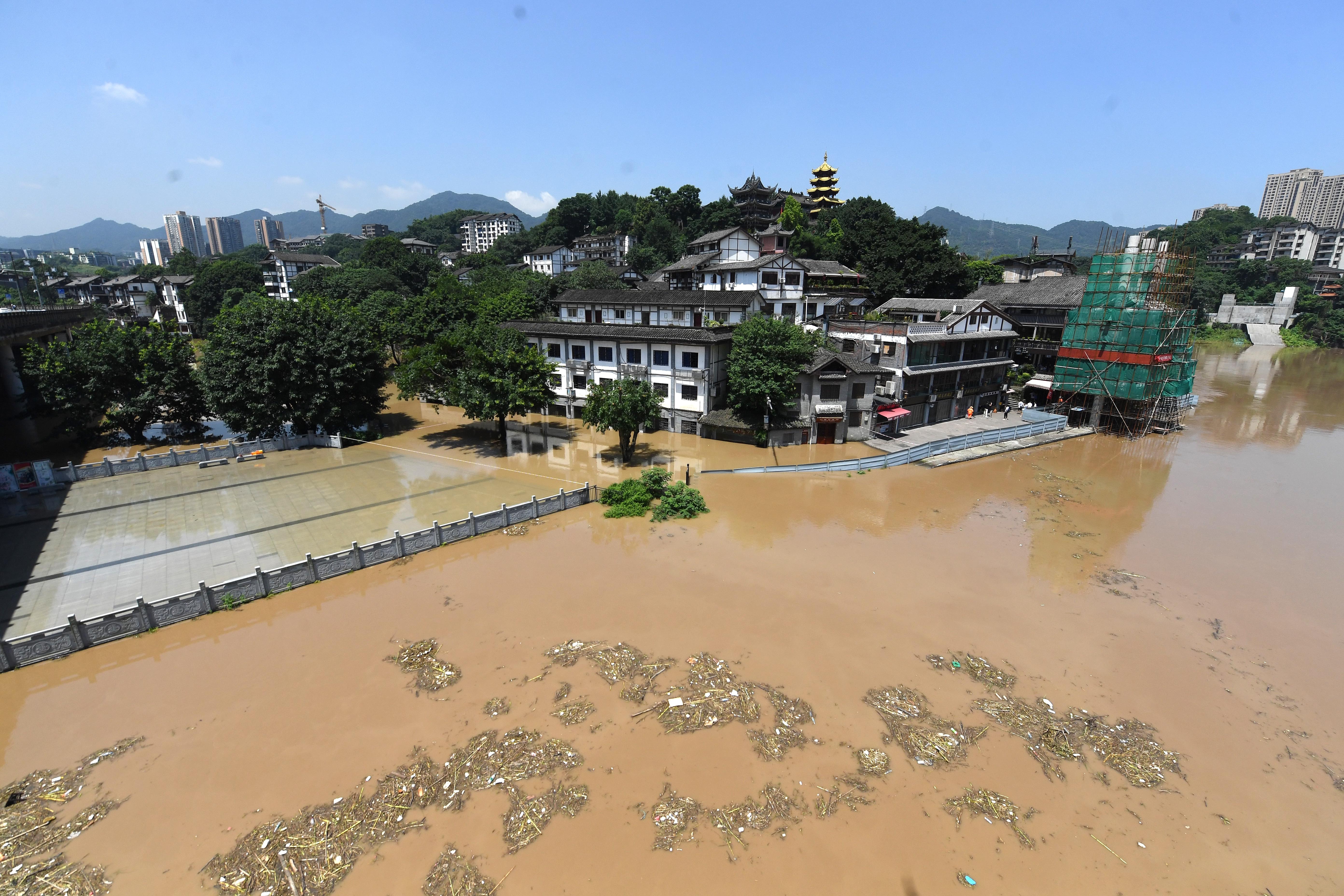7月27日，嘉陵江重慶段水位持續上漲，千年古鎮磁器口低窪段已被洪水淹沒。（中新社）