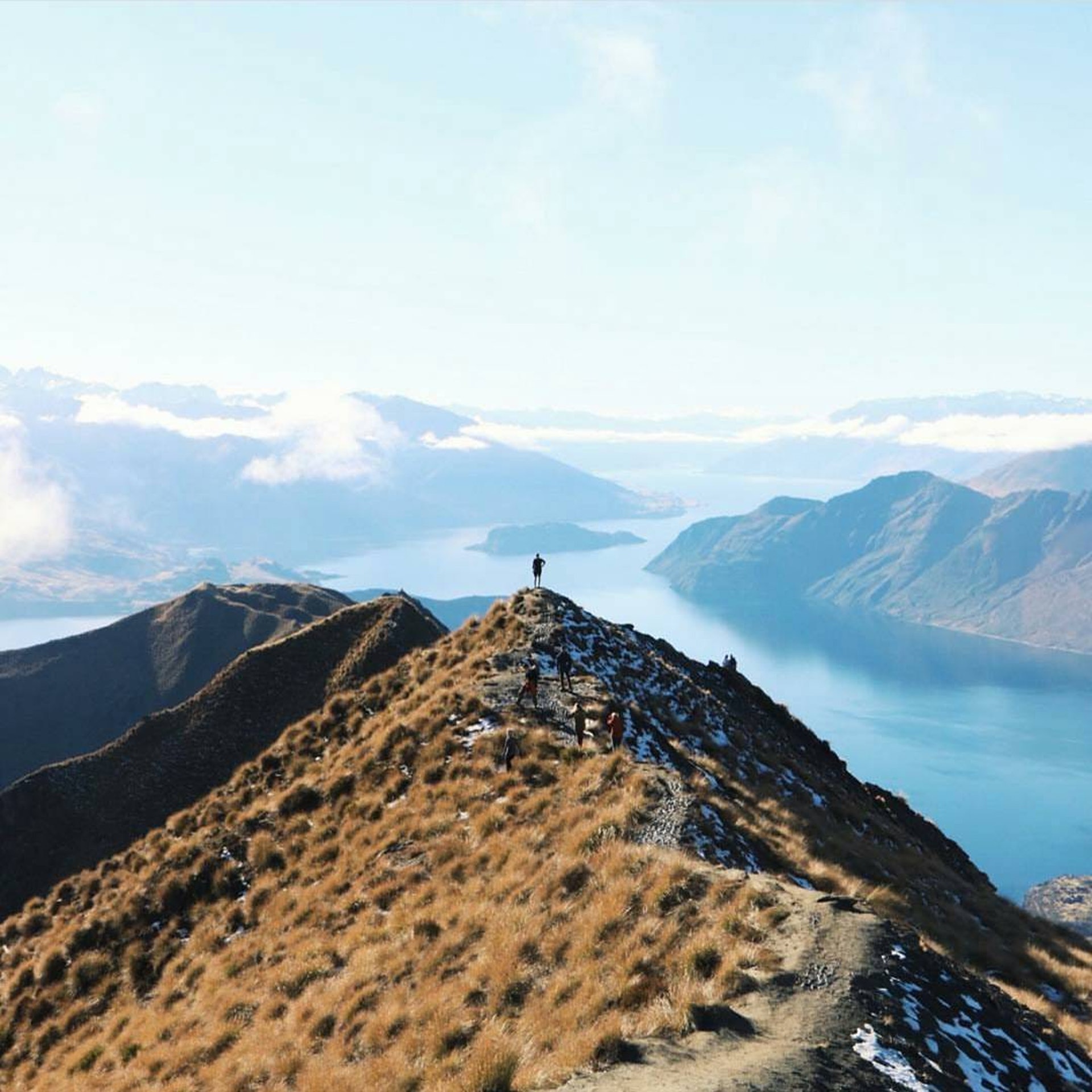 紐西蘭羅伊峰是當地最有人氣的景點之一，大批遊客專程去打卡拍照。（「Rob Roys Peak Track Wanaka」IG圖片）