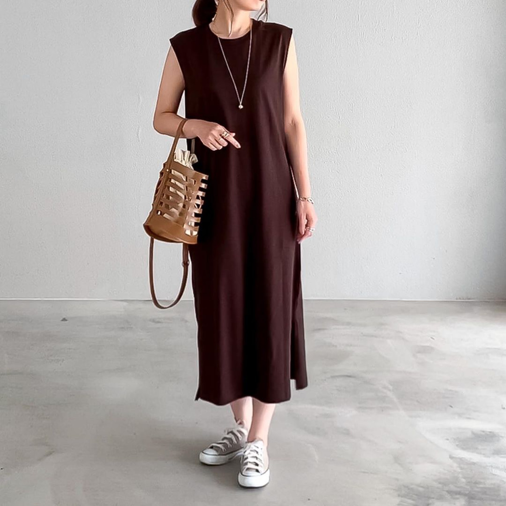 日本媽媽__htm.i_僅154cm高,喜愛購買Zara、Uniqlo等服裝,示範一件多穿。(__htm.i_@Instagram)
