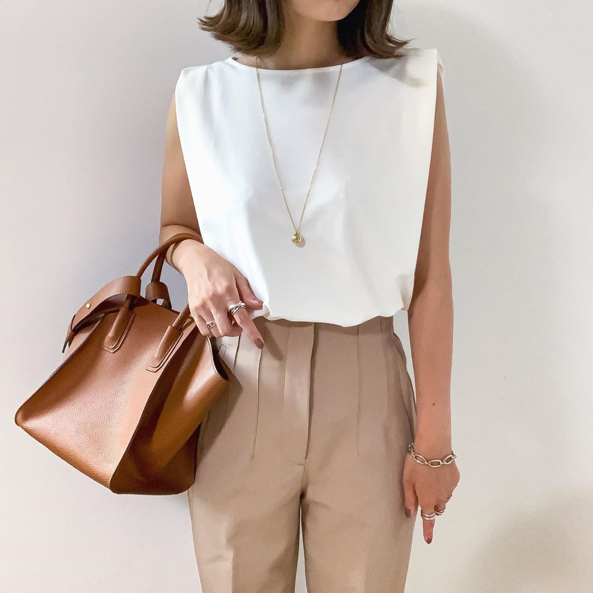 【Zara、Uniqlo穿搭】而且喜歡高腰褲設計,故一次購入兩色。(__htm.i_@Instagram)