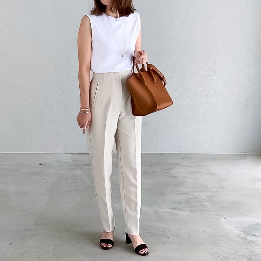 【Zara、Uniqlo穿搭】她多以背心搭配西裝褲，充滿知性味。(__htm.i_@Instagram)