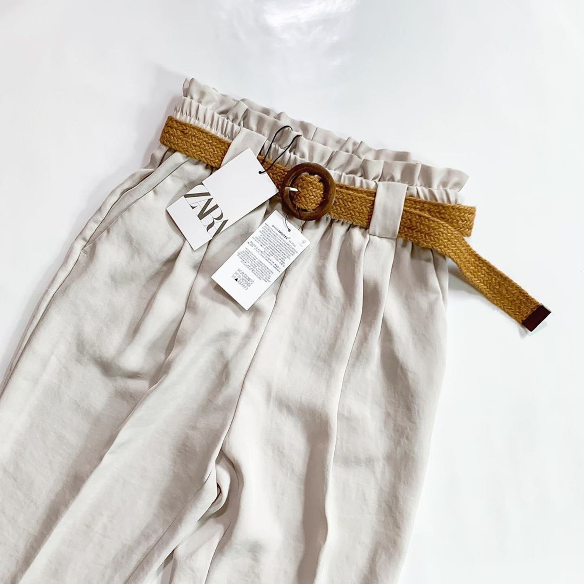 【Zara、Uniqlo穿搭】__htm.i_近期最愛亦是Zara的出品：麻質西裝褲。(__htm.i_@Instagram)