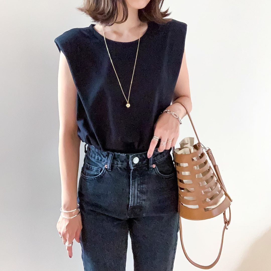 【Zara、Uniqlo穿搭】牛仔褲為百搭單品，簡單配上T-Shirt便可。(__htm.i_@Instagram)
