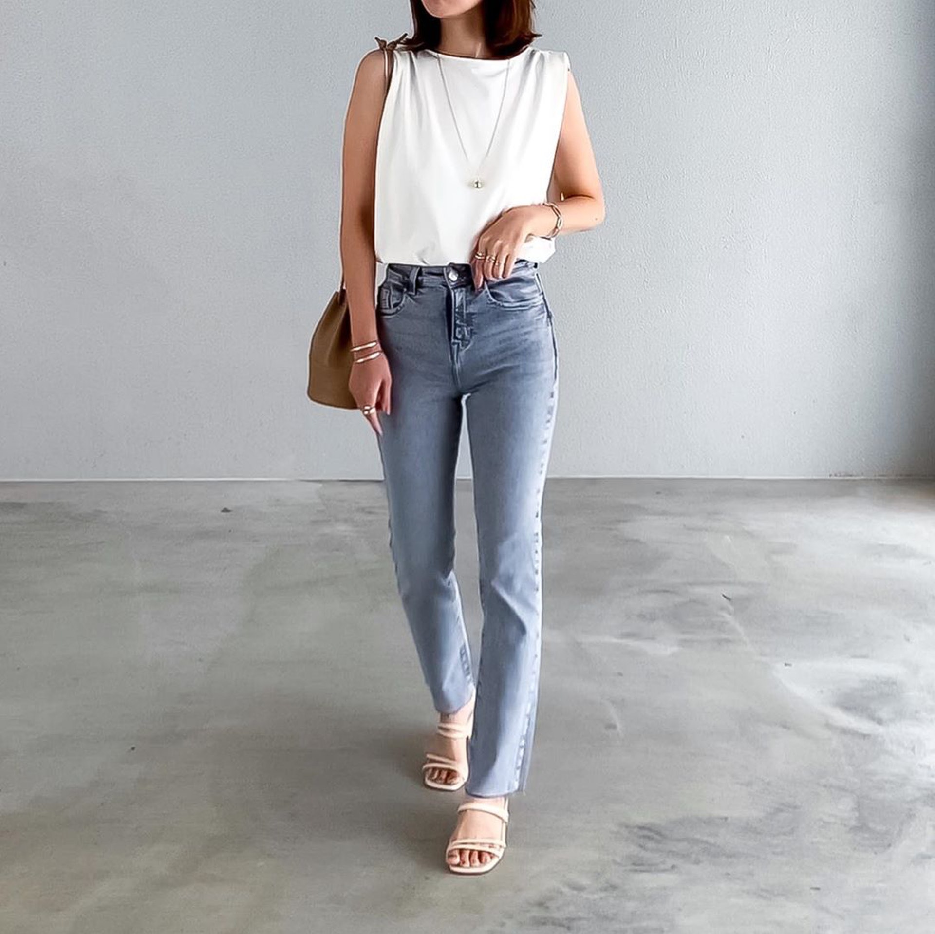 【Zara、Uniqlo穿搭】臀部較豐滿的女生,建議選擇衫身稍長的上衣作遮掩。(__htm.i_@Instagram)