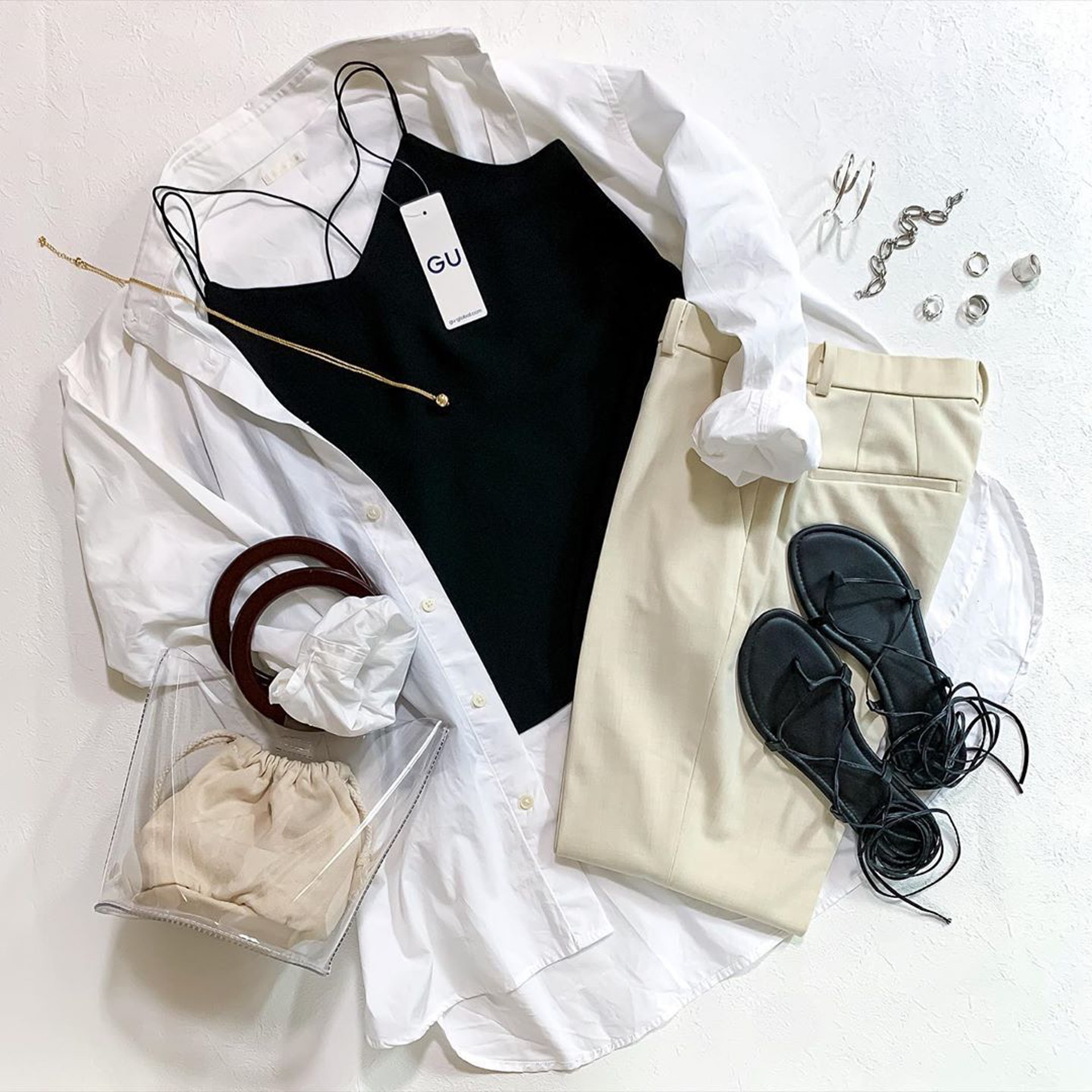 【Zara、Uniqlo穿搭】在內搭配一件背心。(__htm.i_@Instagram)