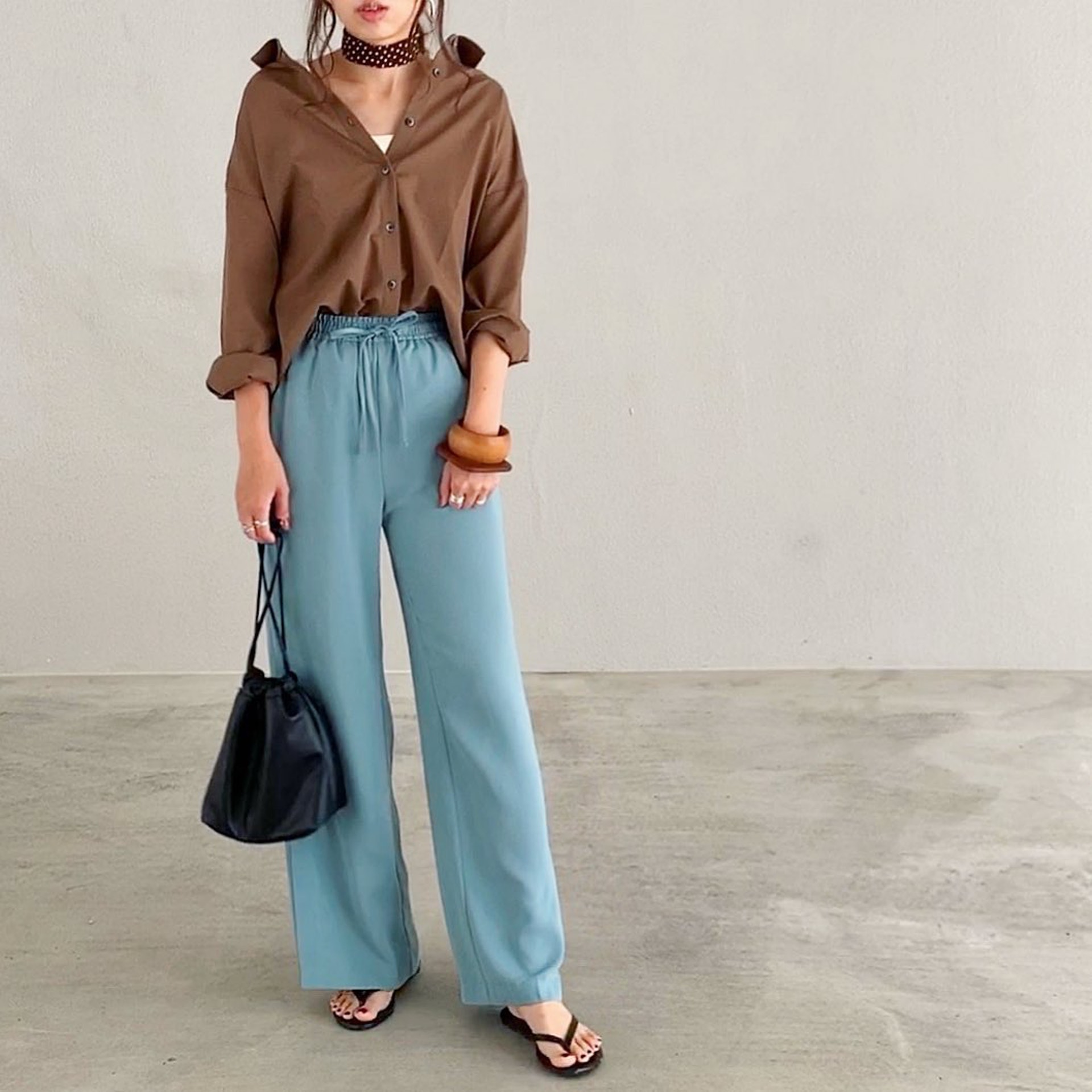 【Zara、Uniqlo穿搭】配襯飾物讓造型更突出。(__htm.i_@Instagram)