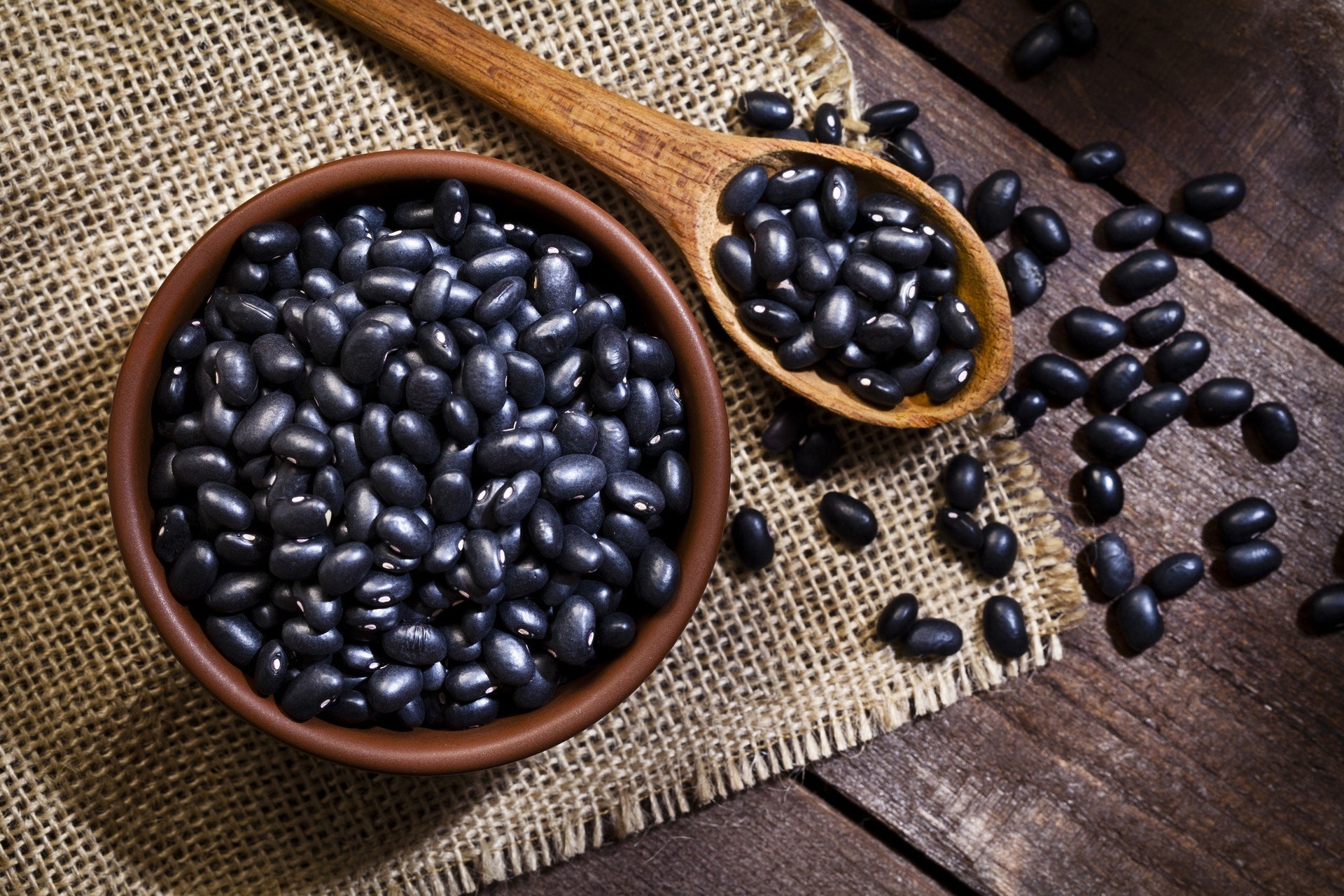 黑色食物補腎，吃黑豆有助生髮及黑髮。（VCG）