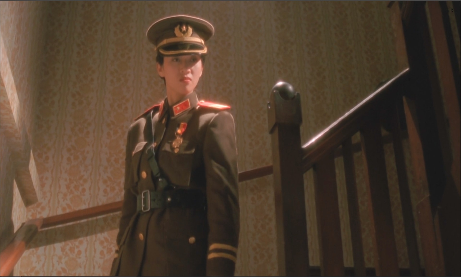梅姐在《川島芳子》由少女演到中年,男裝扮相令人驚艷,可惜當年沒有獎項提名。(電影截圖) 梅姐在《川島芳子》由少女演到中年,男裝扮相令人驚艷,可惜當年沒有獎項提名。(電影截圖)