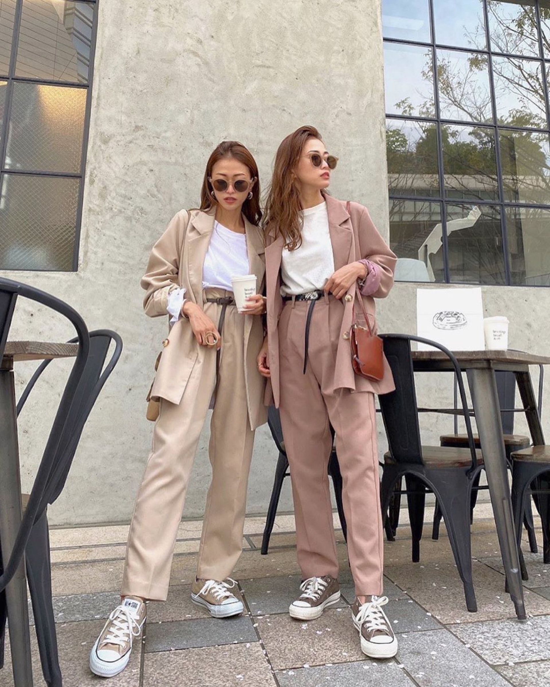 日本雙胞胎姊妹Eri和Mika也是西裝套裝的愛好者，她們把西裝穿出了休閒感和率性感，不會顯得過於正式。（erimika_mika@IG）