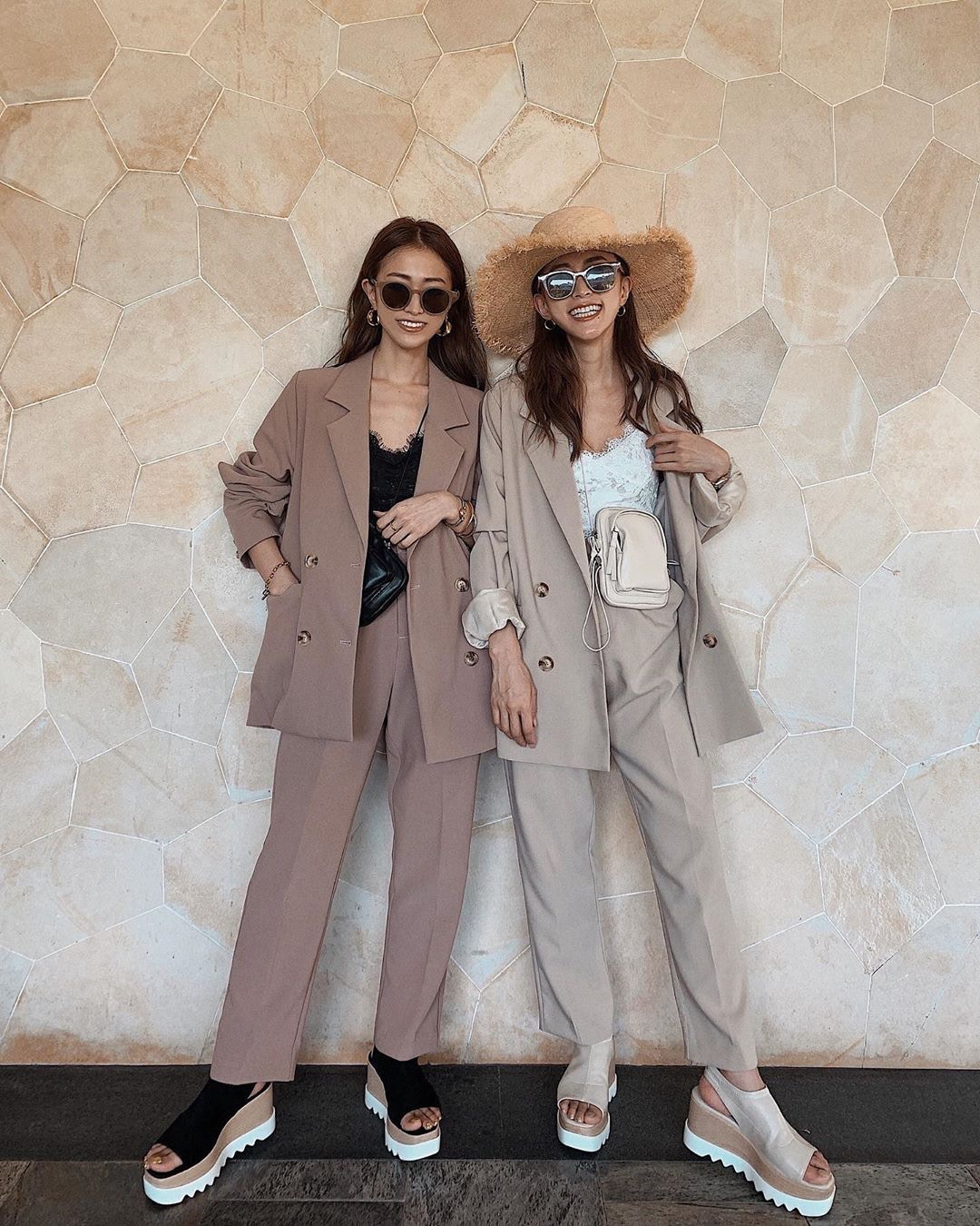 喜歡大地色系的女生可以和閨密一起穿上同色系的西裝，例如棕色、卡其色、米色和駝色都十分合襯。（erimika_eri@IG）