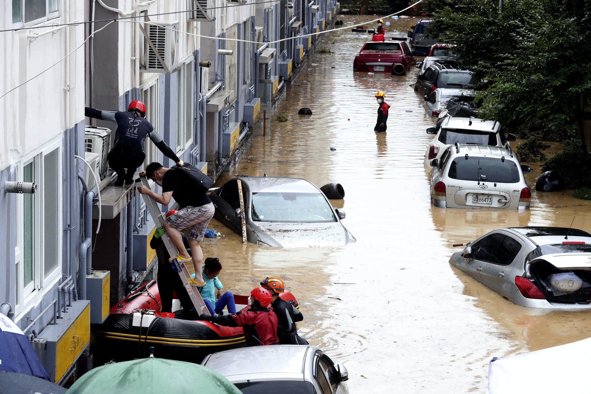 韓國暴雨:韓國大田、世宗及忠清南道等地7月30日遭受暴雨,百多棟建築及車輛被洪水圍困,消防需以小艇救援。(AP) 韓國暴雨:韓國大田、世宗及忠清南道等地7月30日遭受暴雨,百多棟建築及車輛被洪水圍困,消防需以小艇救援。(AP)