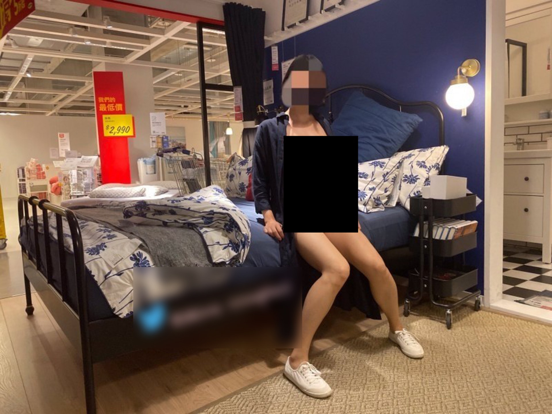 「台中米娜」會在twitter帳號上分享在公眾地方裸體拍攝的照片,最近一次就是在台中IKEA。(網上圖片) 「台中米娜」會在twitter帳號上分享在公眾地方裸體拍攝的照片,最近一次就是在台中IKEA。(網上圖片)