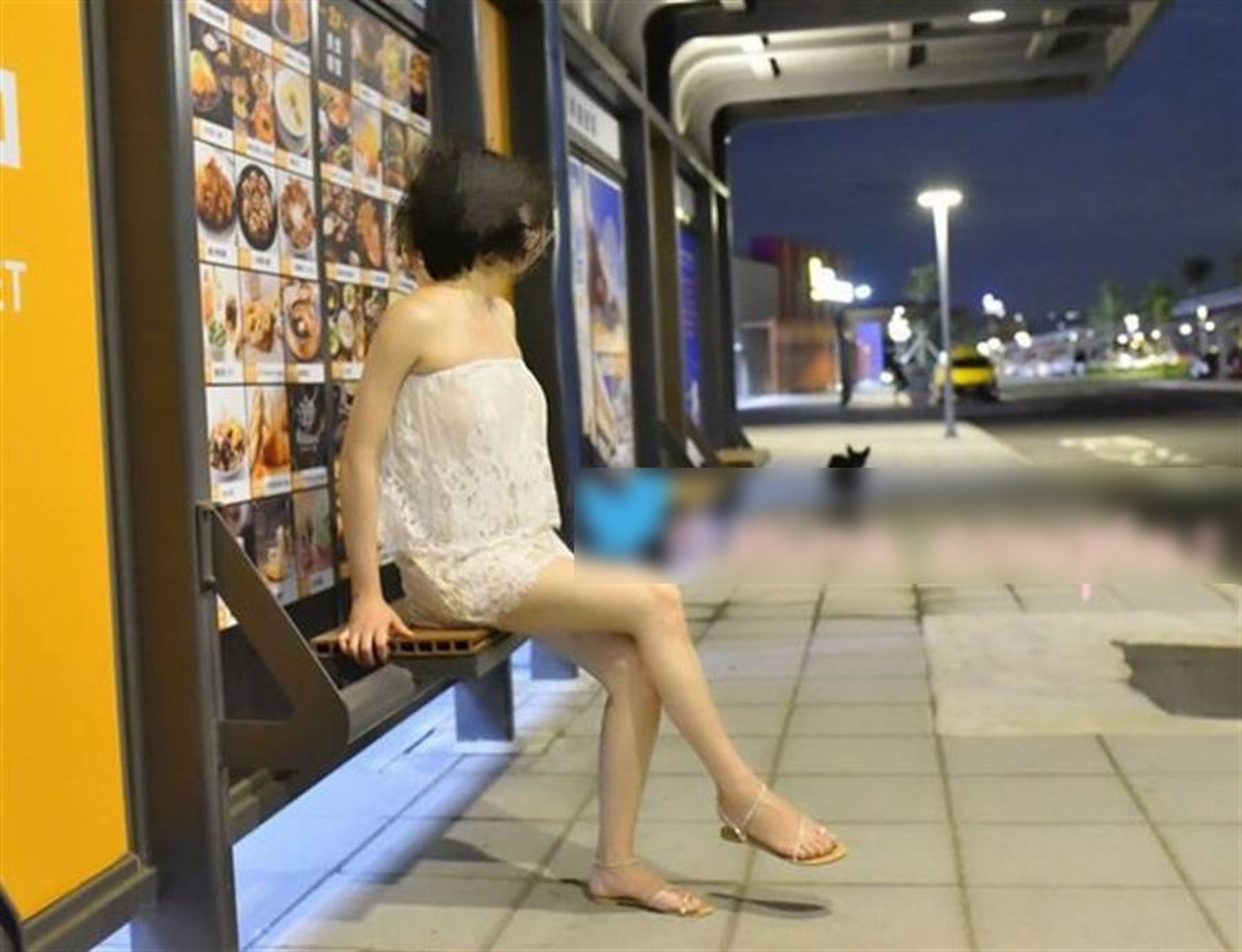 除了台中的IKEA之外,「台中米娜」之前也到過其他地方拍裸體照,例如當地的三井Outlet、公車站及歌劇院。(網上圖片) 除了台中的IKEA之外,「台中米娜」之前也到過其他地方拍裸體照,例如當地的三井Outlet、公車站及歌劇院。(網上圖片)