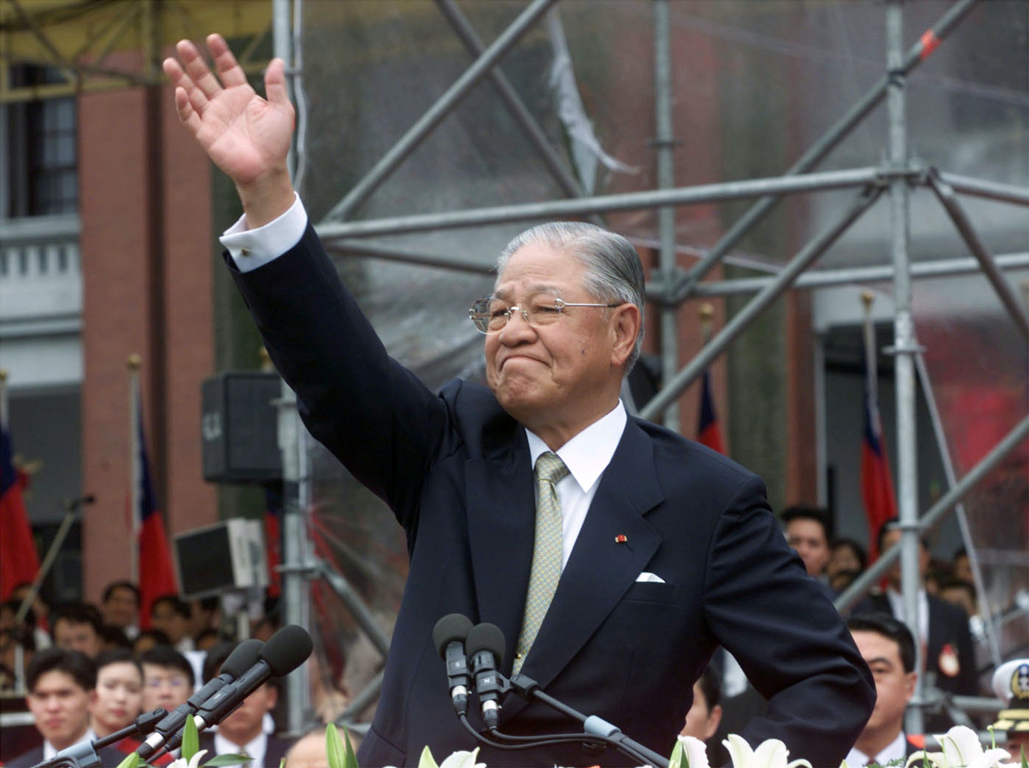 李登輝生前曾罹患大腸癌，有心臟、糖尿病、洗腎等問題，2020年2月8日，李登輝睡前喝牛奶嗆到，導致不斷咳嗽，緊急送進台北榮民總醫院接受治療及觀察。（資料圖片/路透社）