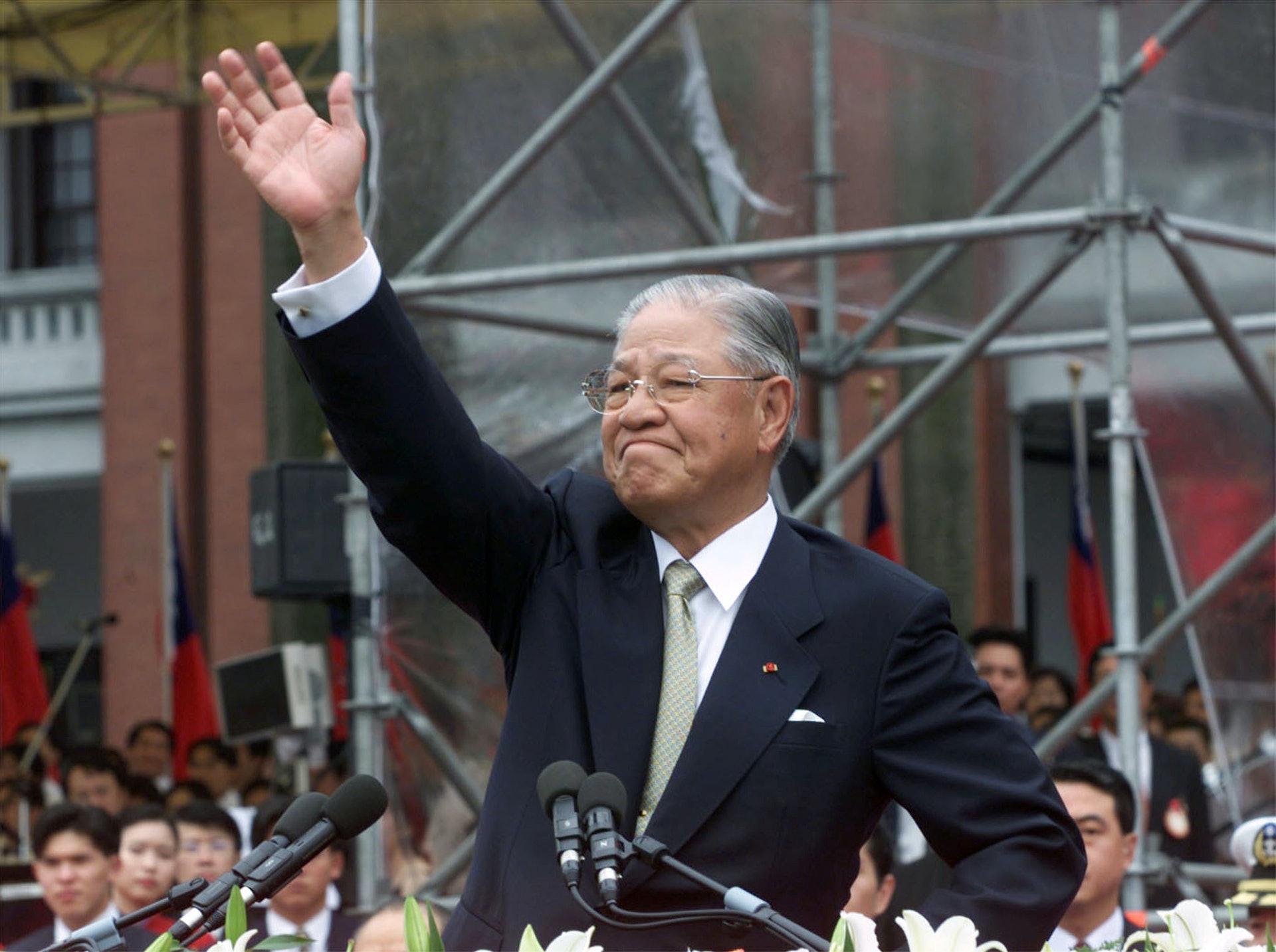 李登輝生前曾罹患大腸癌,有心臟、糖尿病、洗腎等問題,2020年2月8日,李登輝睡前喝牛奶嗆到,導致不斷咳嗽,緊急送進台北榮民總醫院接受治療及觀察。(資料圖片/路透社) 李登輝生前曾罹患大腸癌,有心臟、糖尿病、洗腎等問題,2020年2月8日,李登輝睡前喝牛奶嗆到,導致不斷咳嗽,緊急送進台北榮民總醫院接受治療及觀察。(資料圖片/路透社)