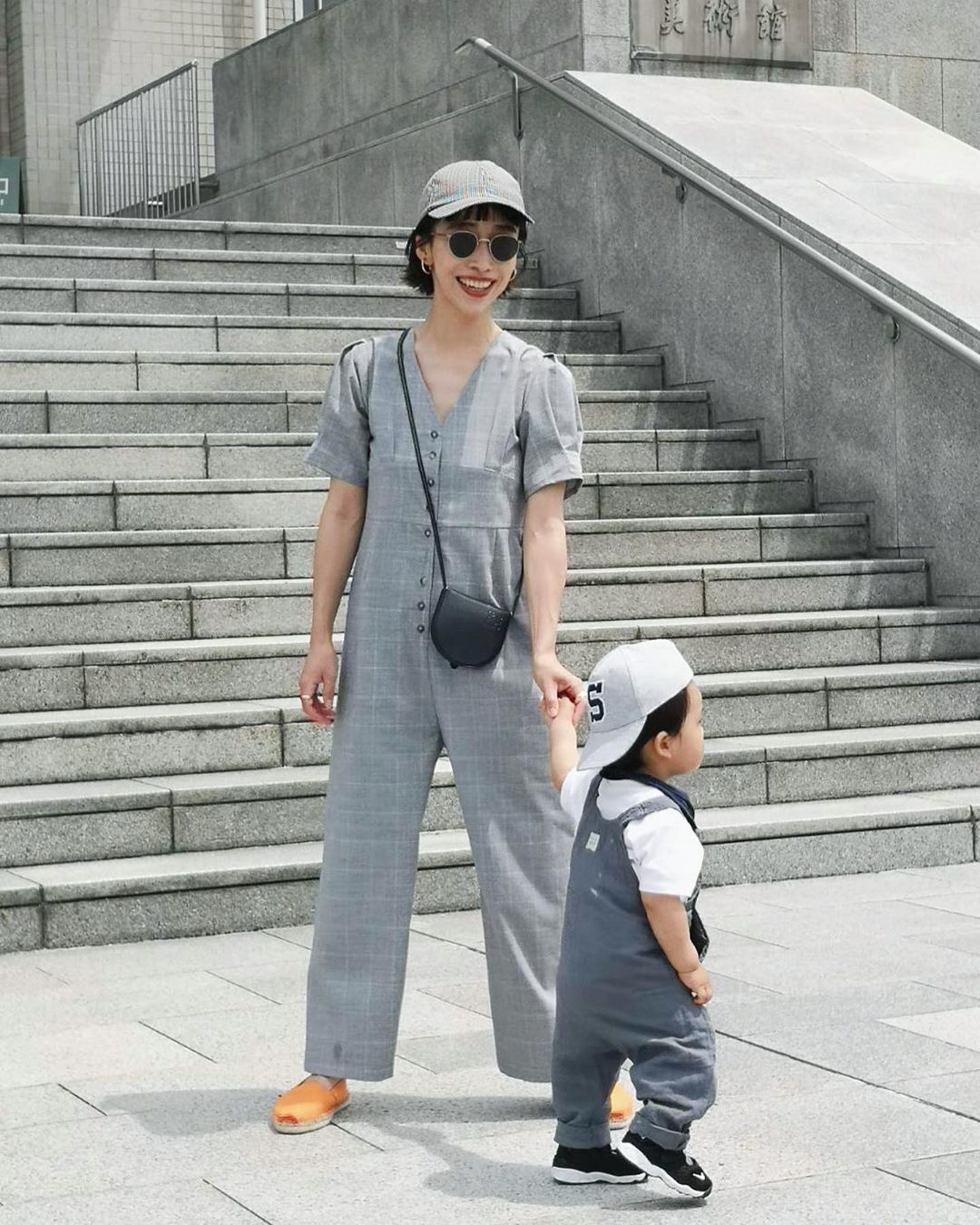 日本設計師人妻對配襯母子裝功力十足，拍照時尚又上鏡。（zu_meer@IG）