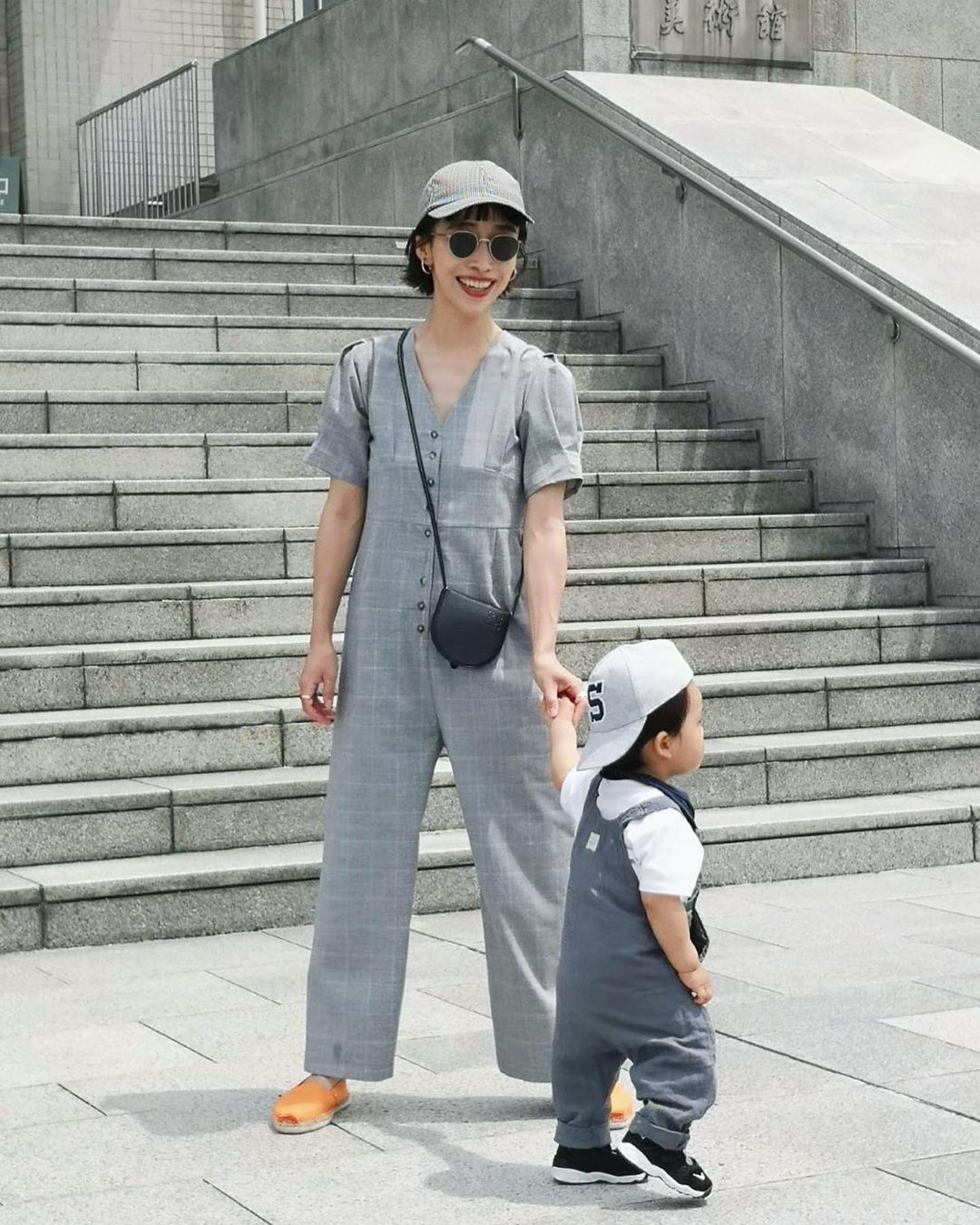 日本設計師人妻對配襯母子裝功力十足,拍照時尚又上鏡。(zu_meer@IG)