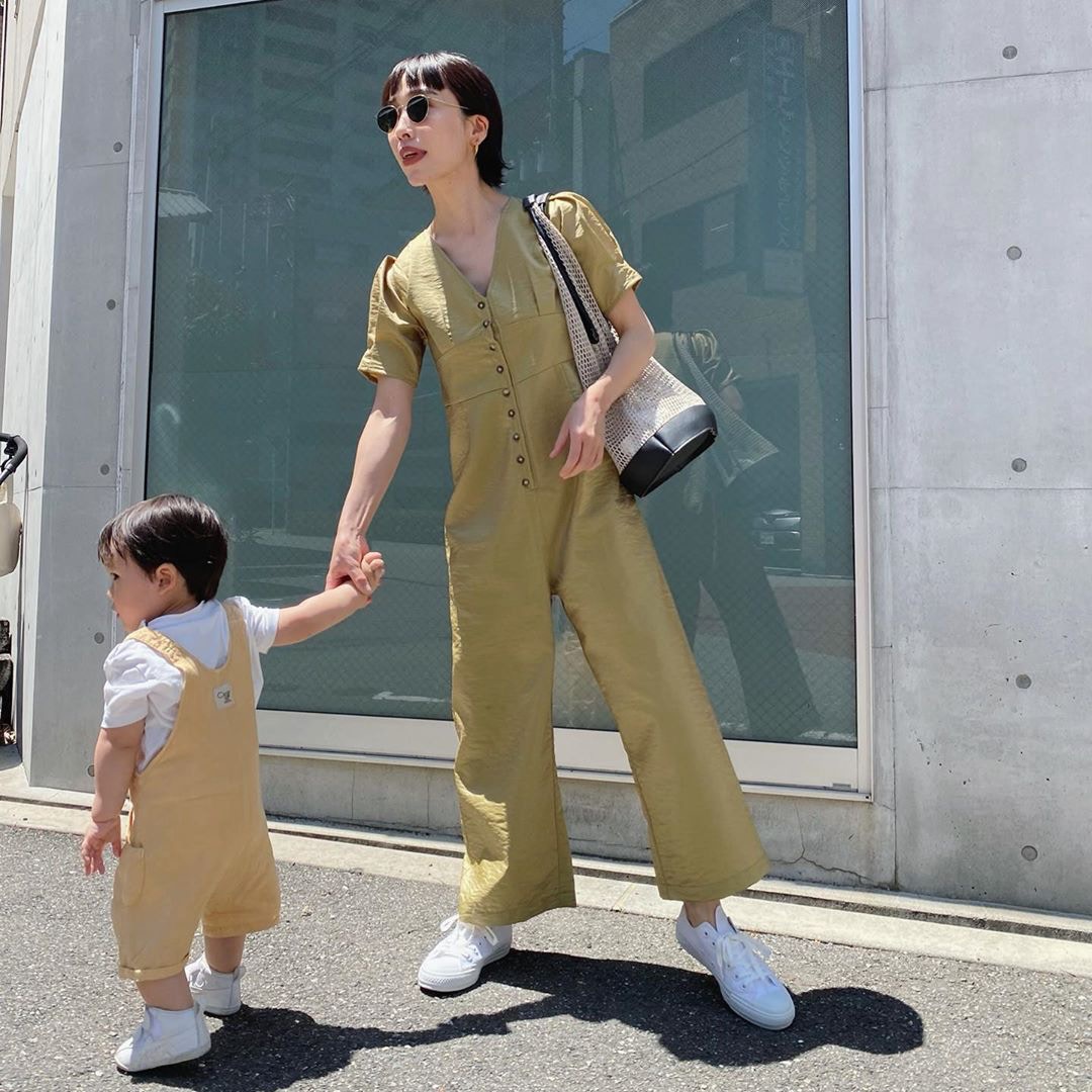 媽媽選擇芥末綠色連身褲與兒子薑黃色工裝褲十分合櫬。（zu_meer@IG）
