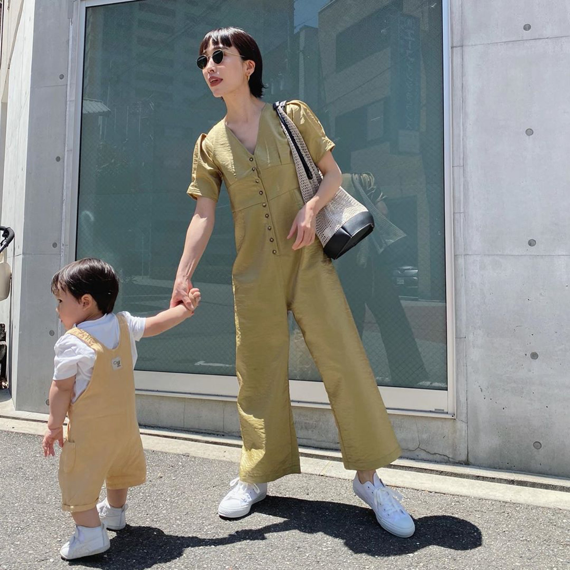 媽媽選擇芥末綠色連身褲與兒子薑黃色工裝褲十分合櫬。(zu_meer@IG)